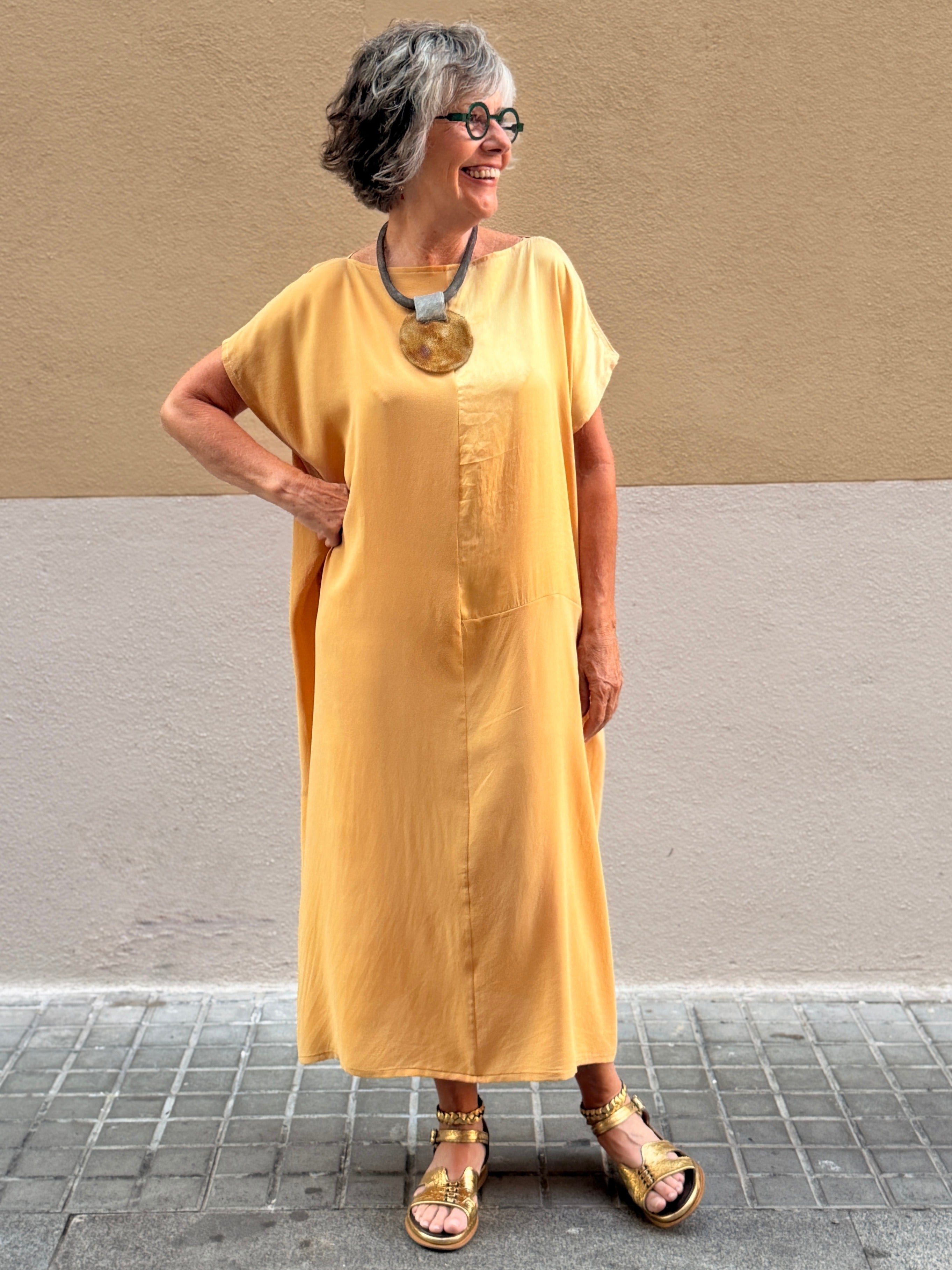 Vestido Squared de seda — teñido a mano con pieles de cebolla