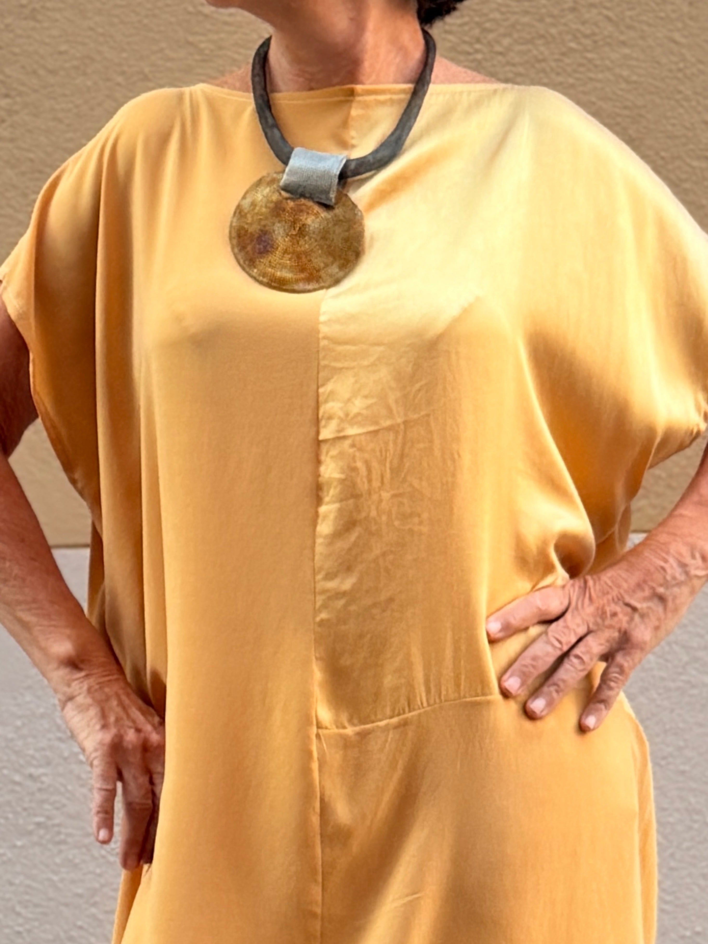 Vestido Squared de seda — teñido a mano con pieles de cebolla