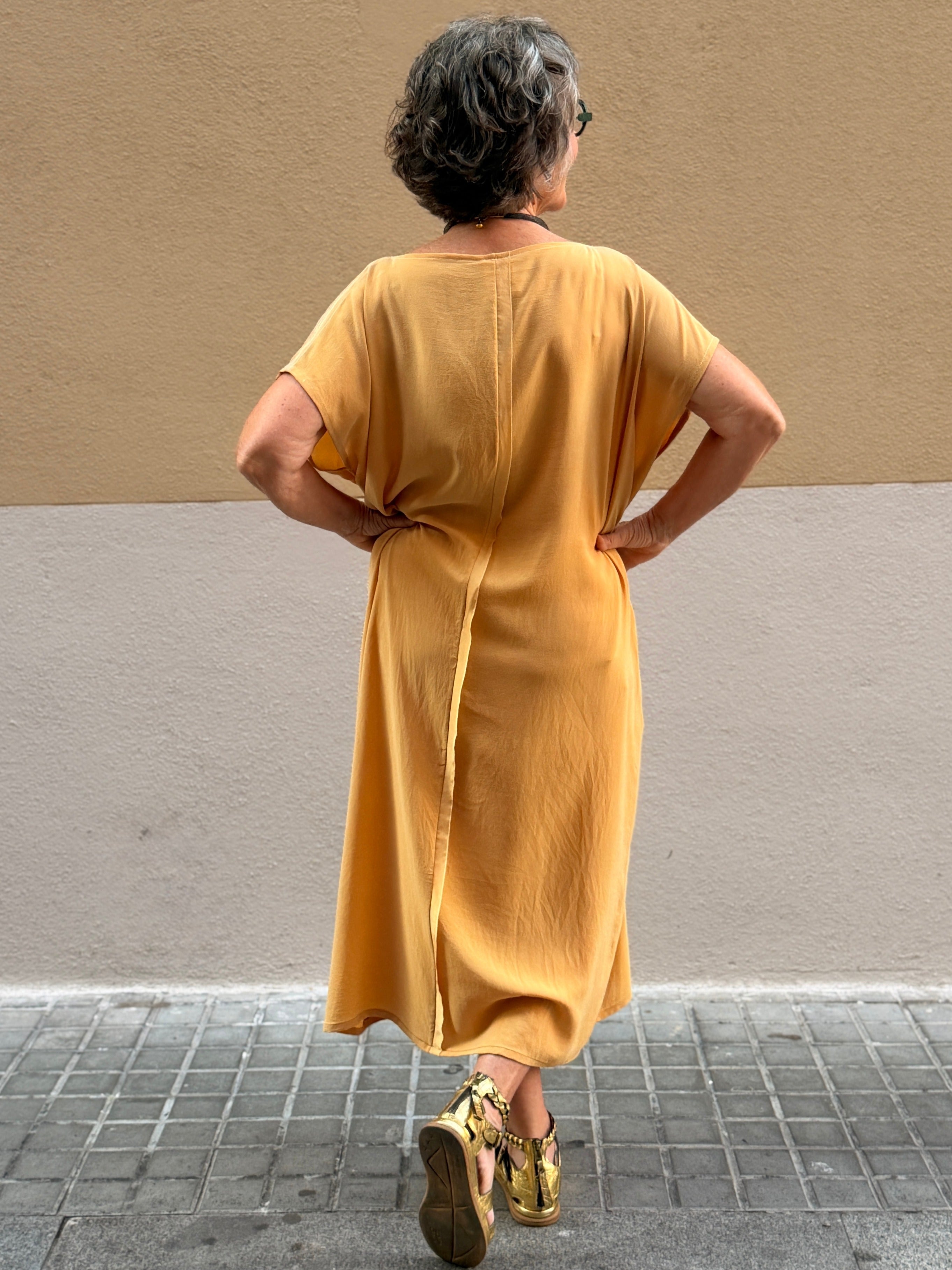 Vestido Squared de seda — teñido a mano con pieles de cebolla