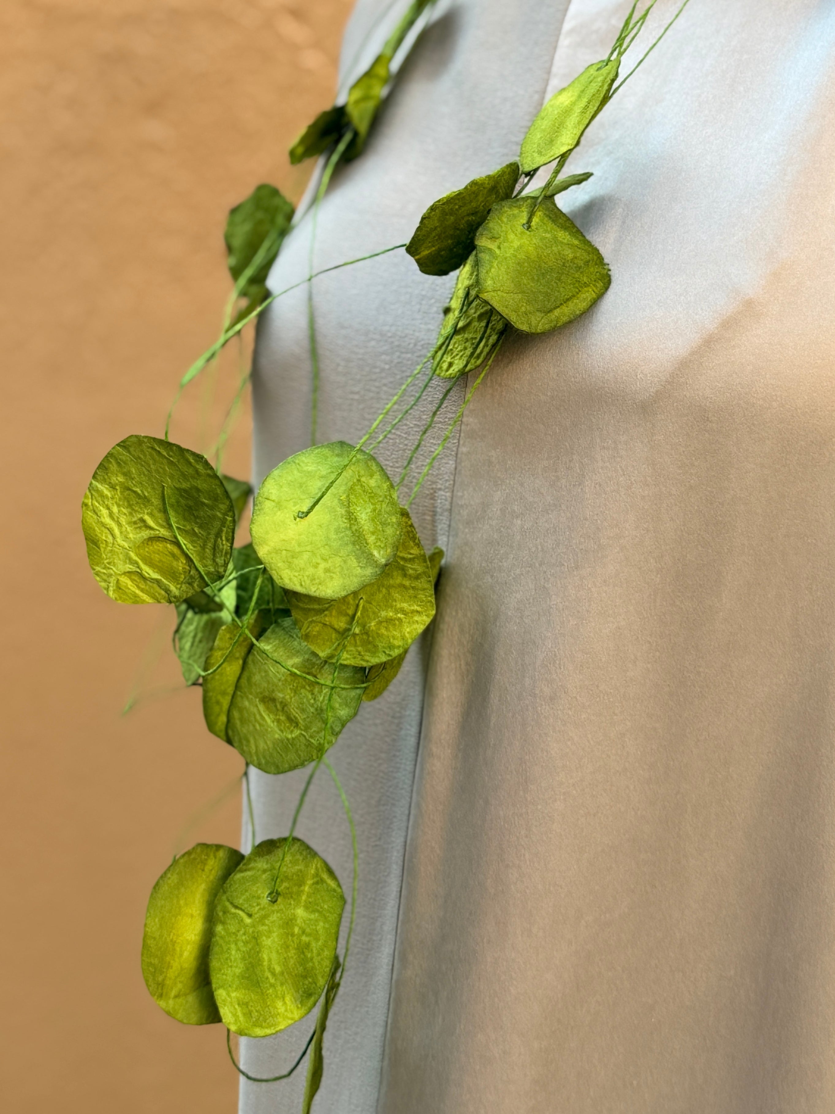 Collar Petalos — joyería contemporánea de papel hecho a mano