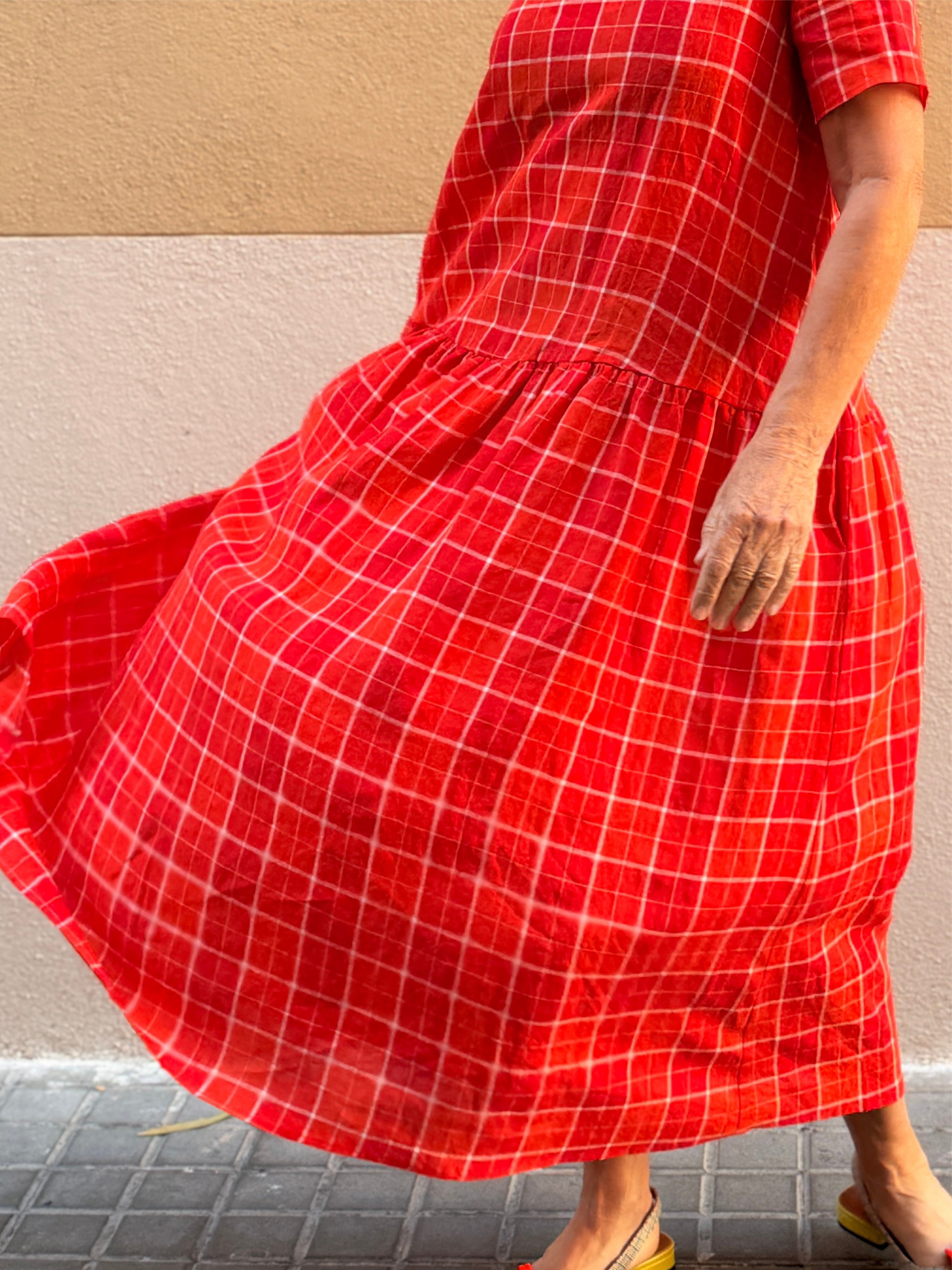 Vestido largo de lino con cuadros — silueta fluida y bolsillos
