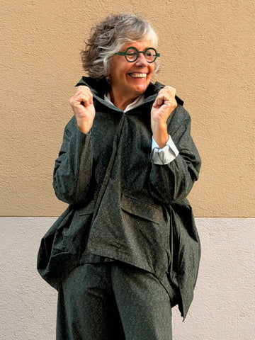 Jaqueta oversize — caputxa i baix irregular