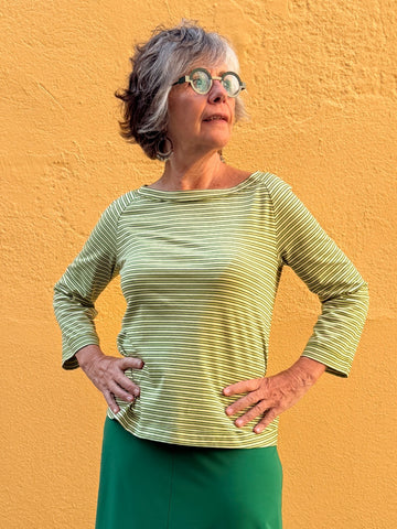 Camiseta Betty — algodón 100% con forma trapezoidal y escote barco