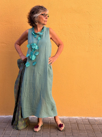 Vestido largo de lino sin mangas — corte limpio y minimalista