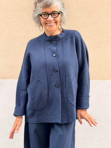 Jaqueta de llana bullida — silueta arrodonida