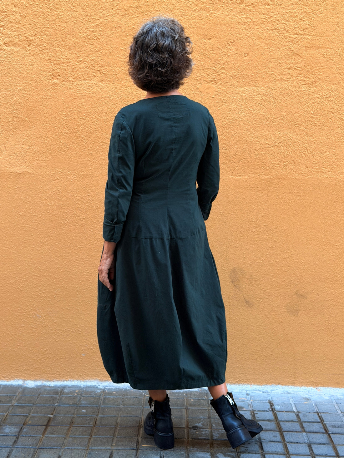 Vestido evasé — escote cuadrado y bolsillos frontales