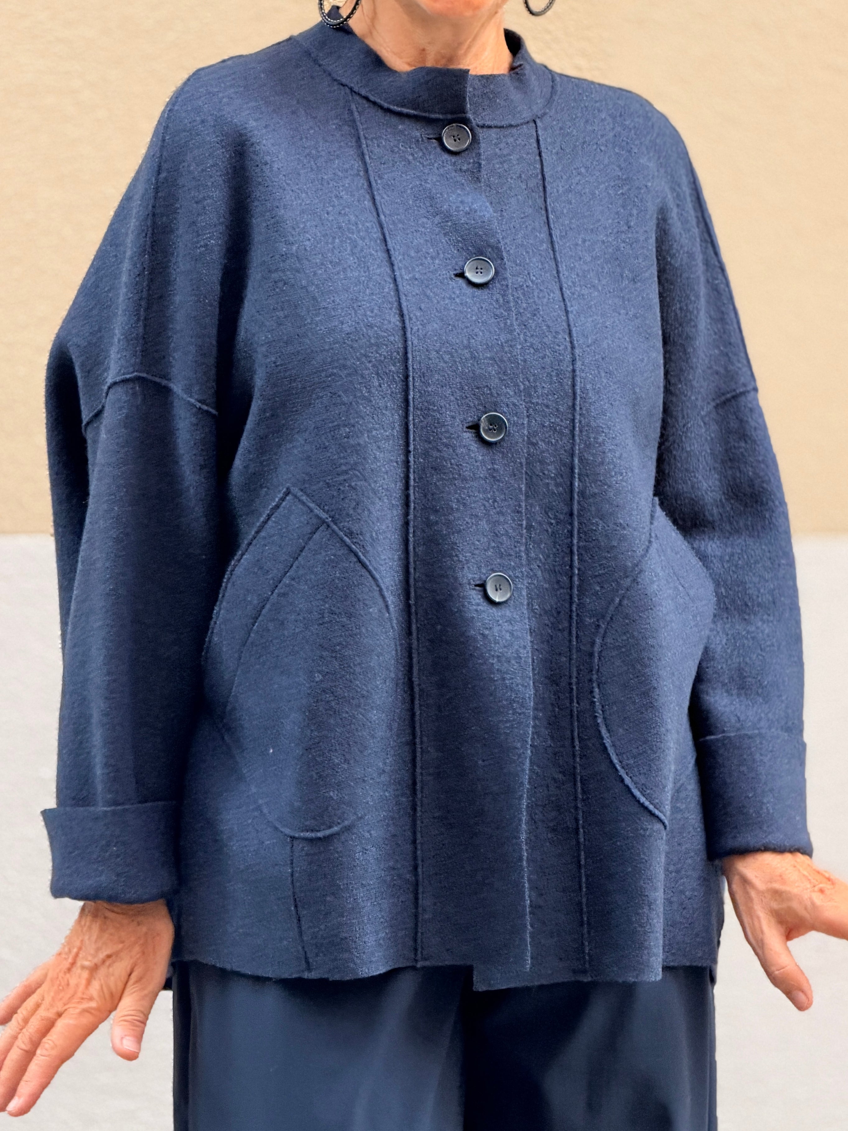 Jaqueta de llana bullida — silueta arrodonida