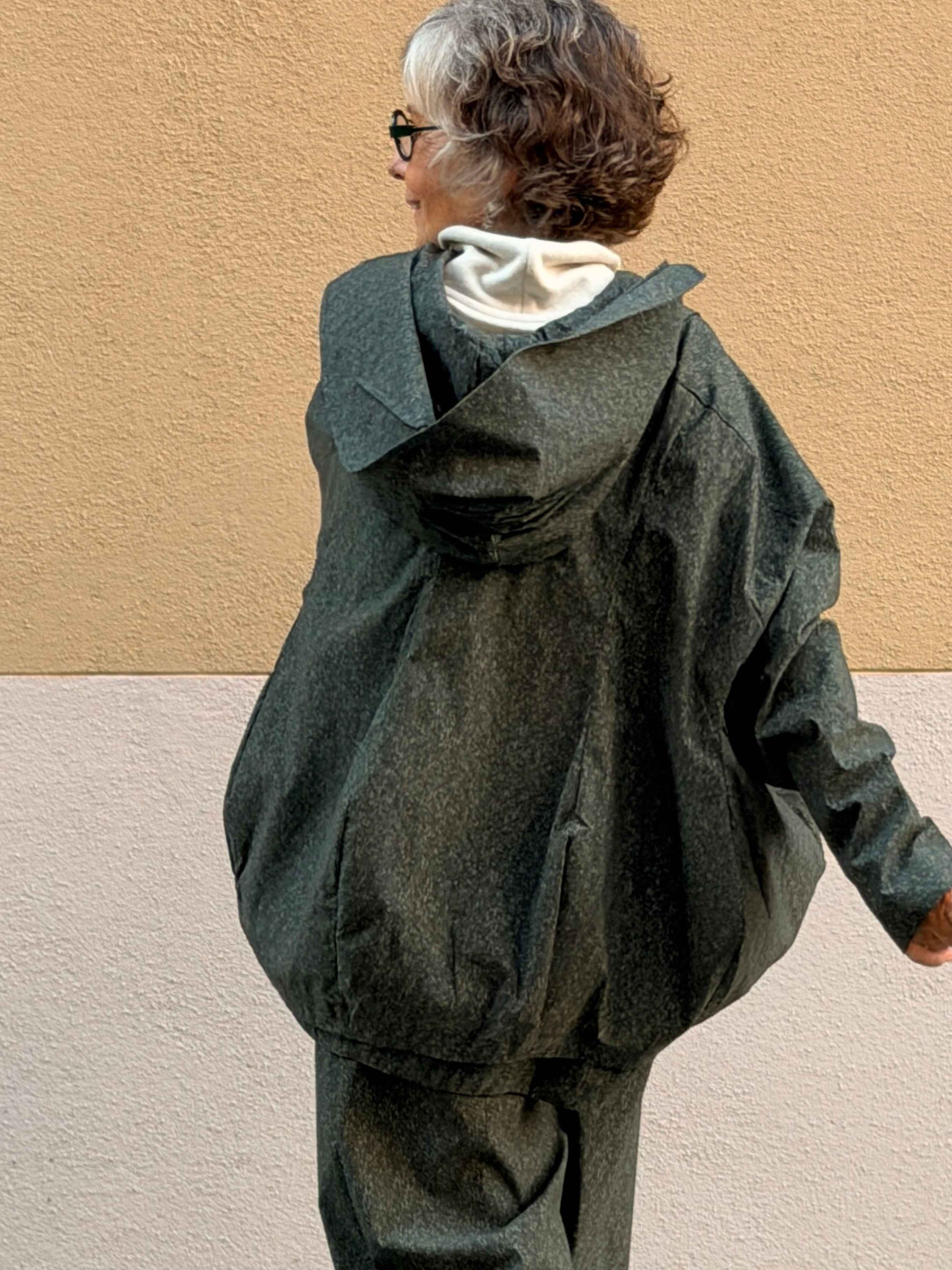 Jaqueta oversize — caputxa i baix irregular