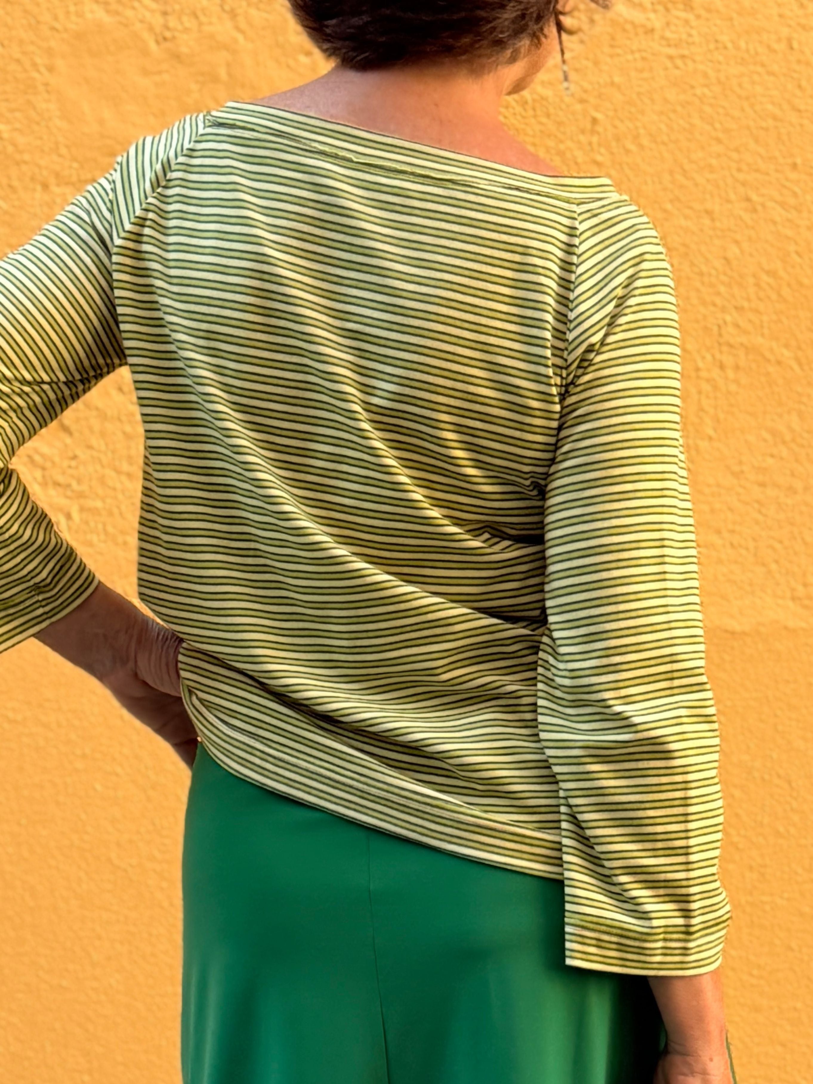 Camiseta Betty — algodón 100% con forma trapezoidal y escote barco
