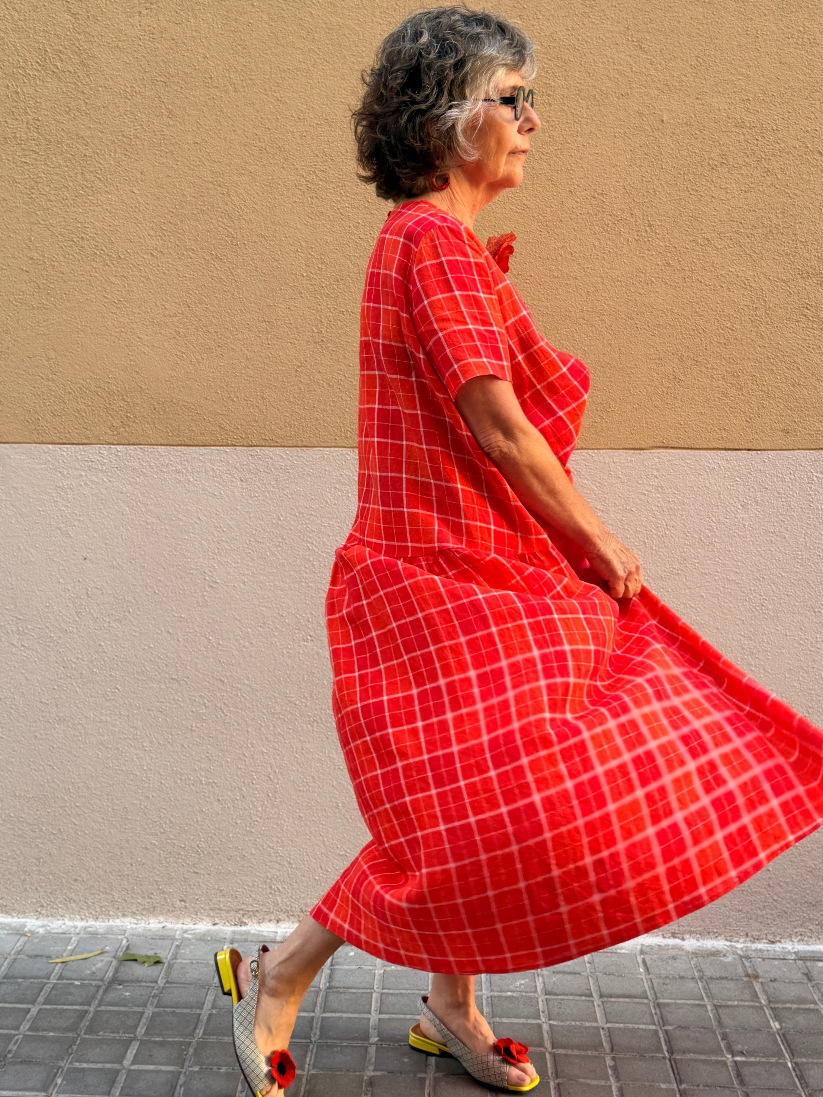 Vestido largo de lino con cuadros — silueta fluida y bolsillos
