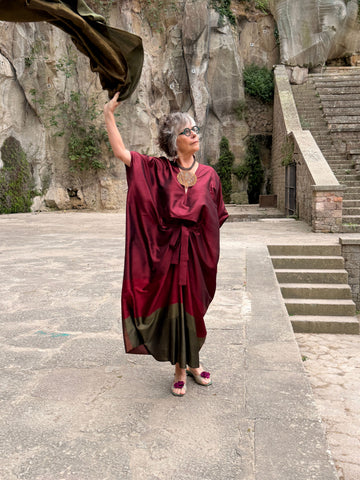 Vestido kimono de seda — bloques de color y diseño geométrico