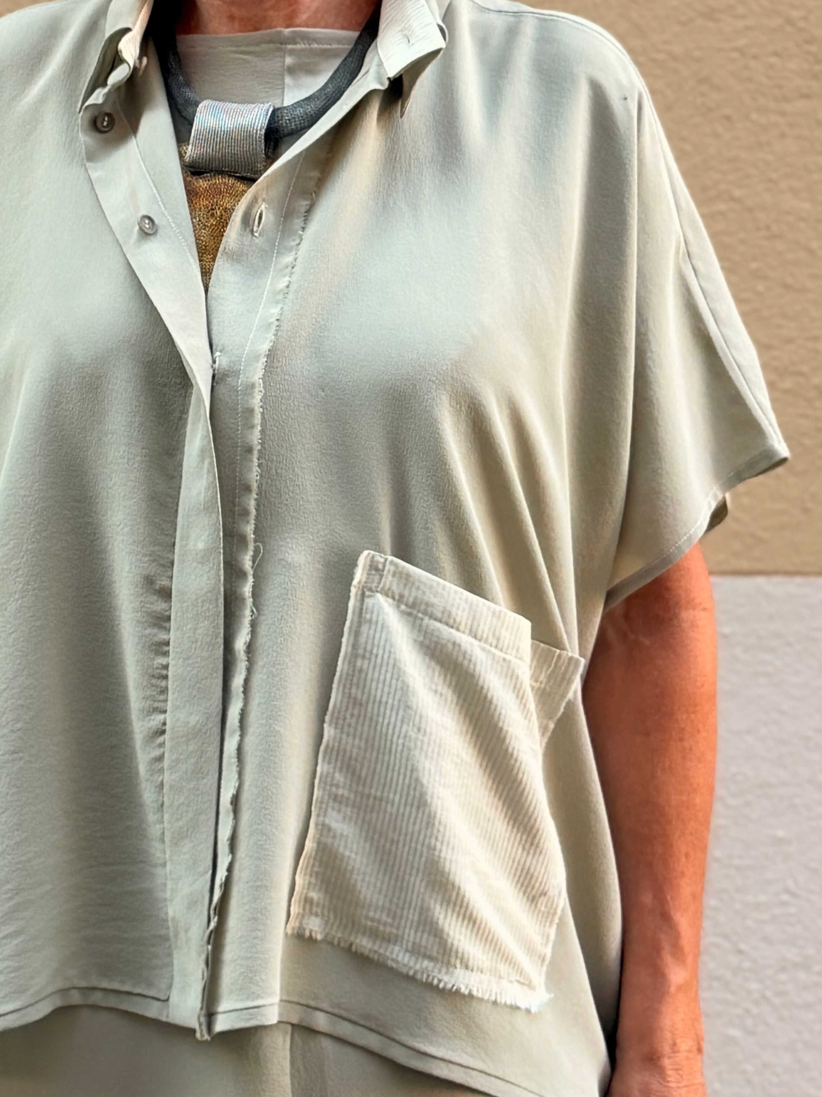 Camisa sin mangas de seda — corte cuadrado y bolsillo delantero