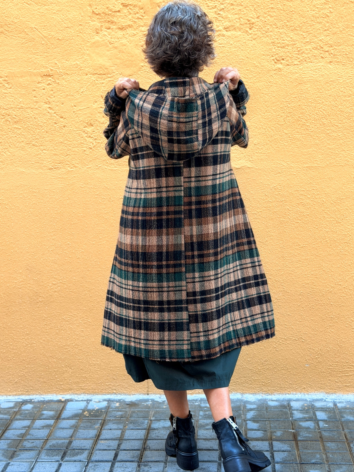 Abric de quadres — caputxa i línia evasé