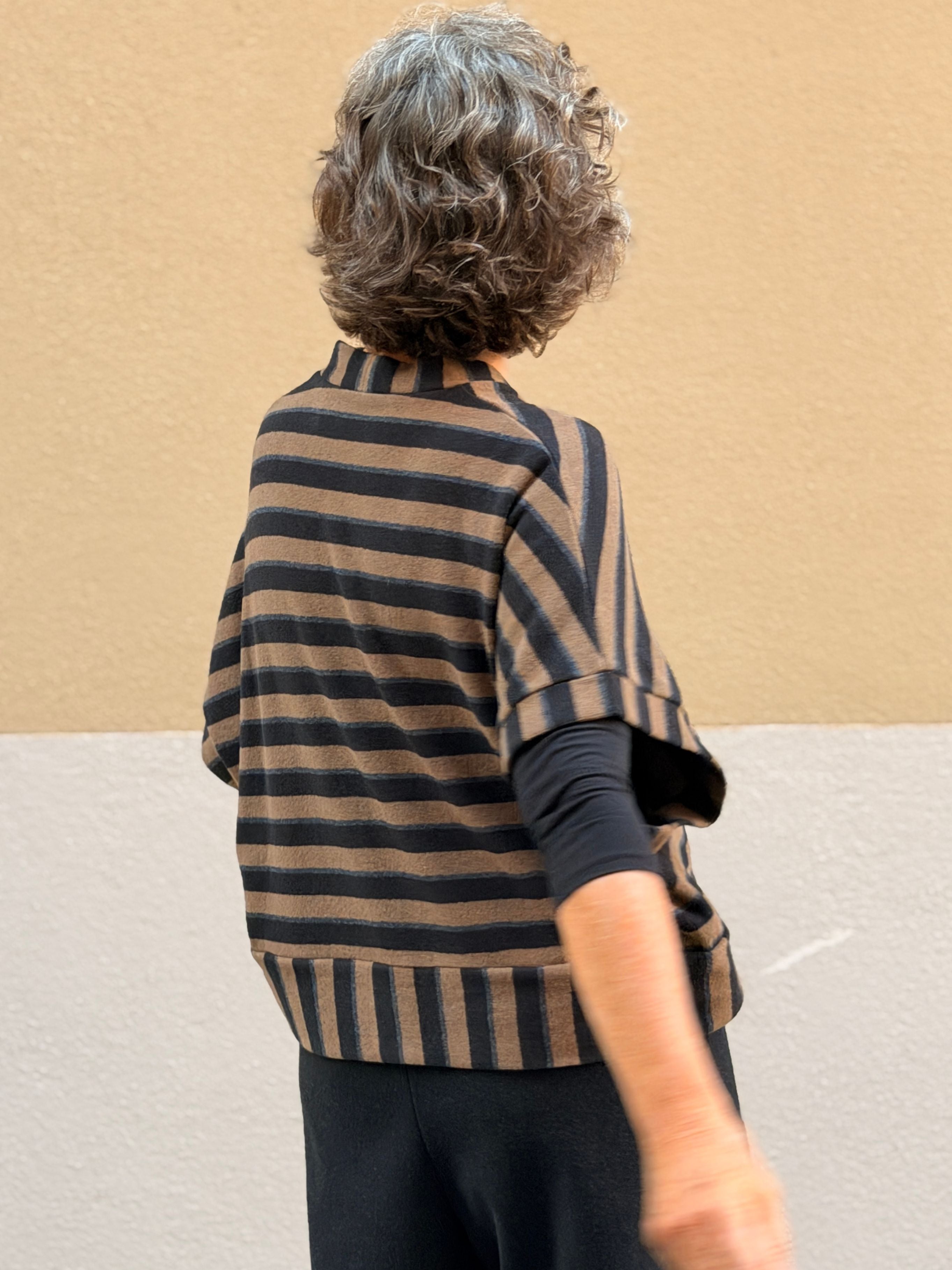 Jaqueta de ratlles — escot en V i màniga curta