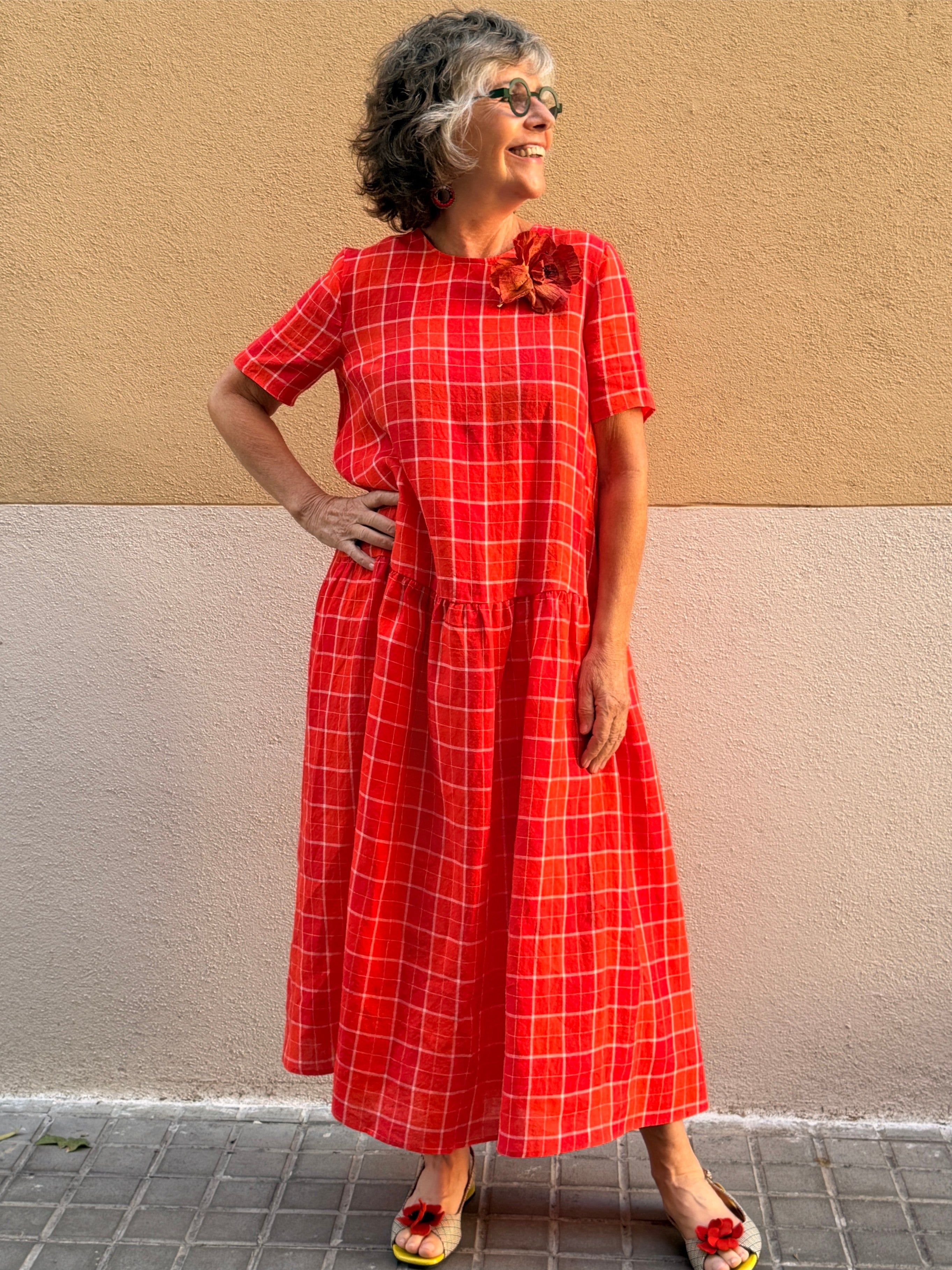 Vestido largo de lino con cuadros — silueta fluida y bolsillos
