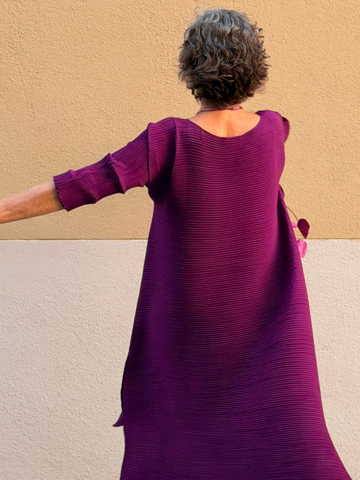 Vestit plissat — escot de barca i obertures laterals