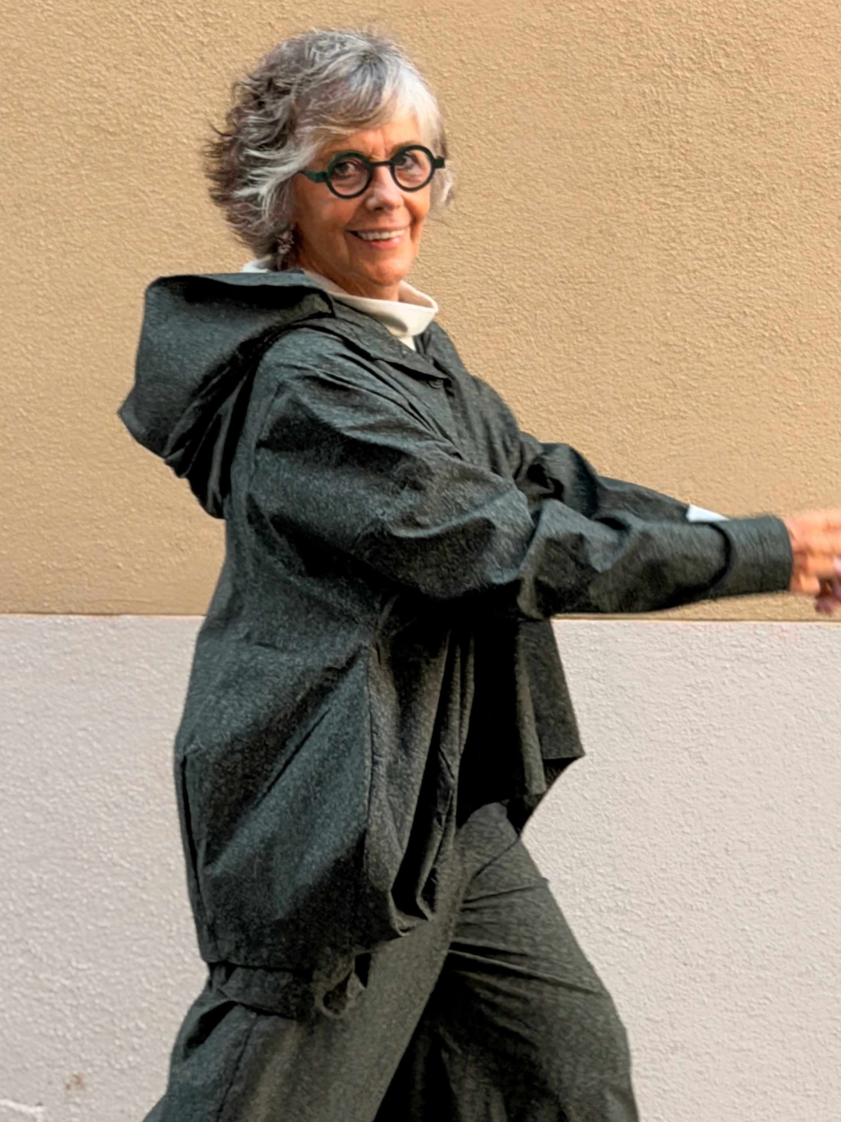Jaqueta oversize — caputxa i baix irregular