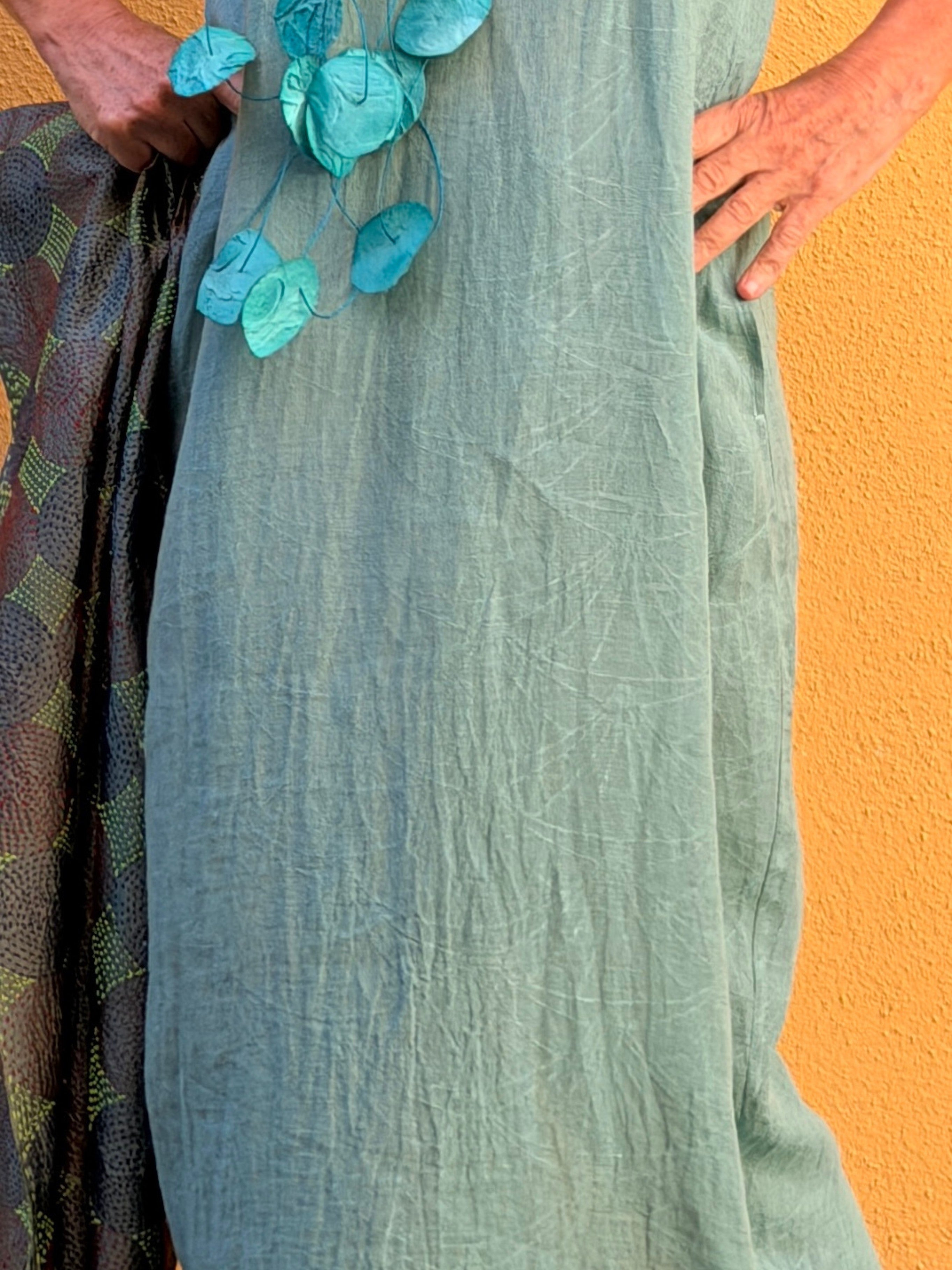 Vestido largo de lino sin mangas — corte limpio y minimalista