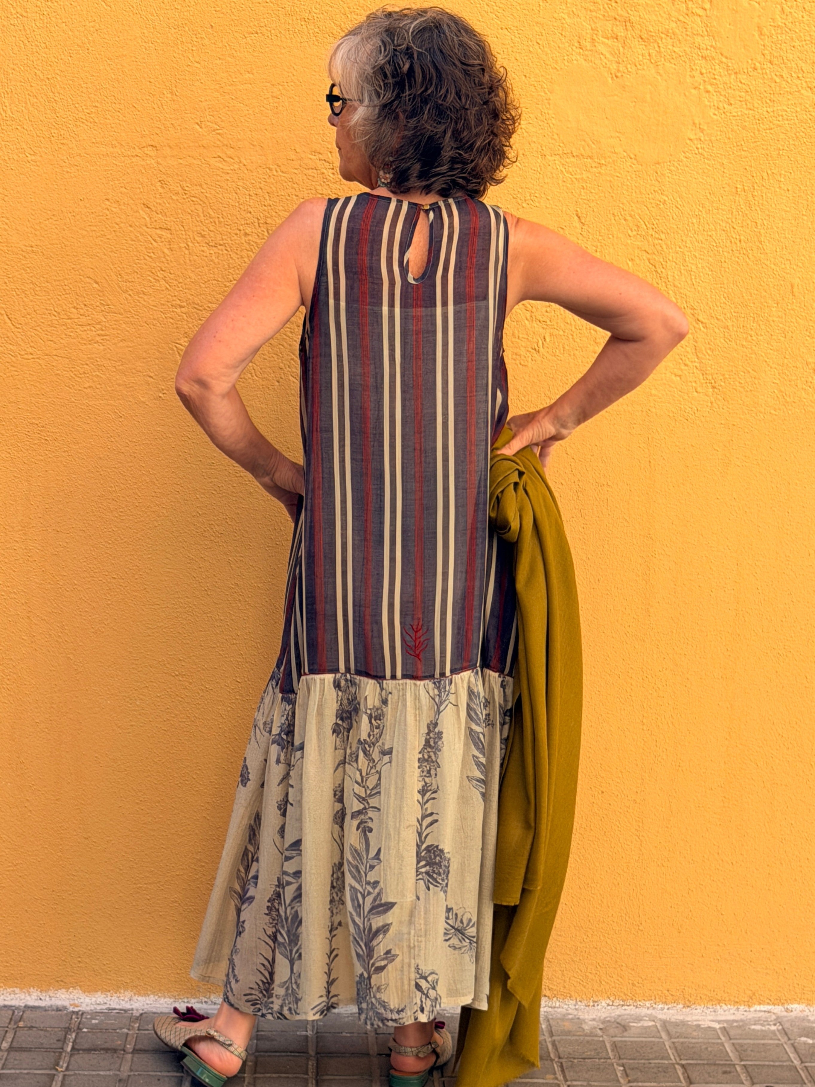 Vestido Yabalka — Rayas y flores en Chanderi de seda y algodón