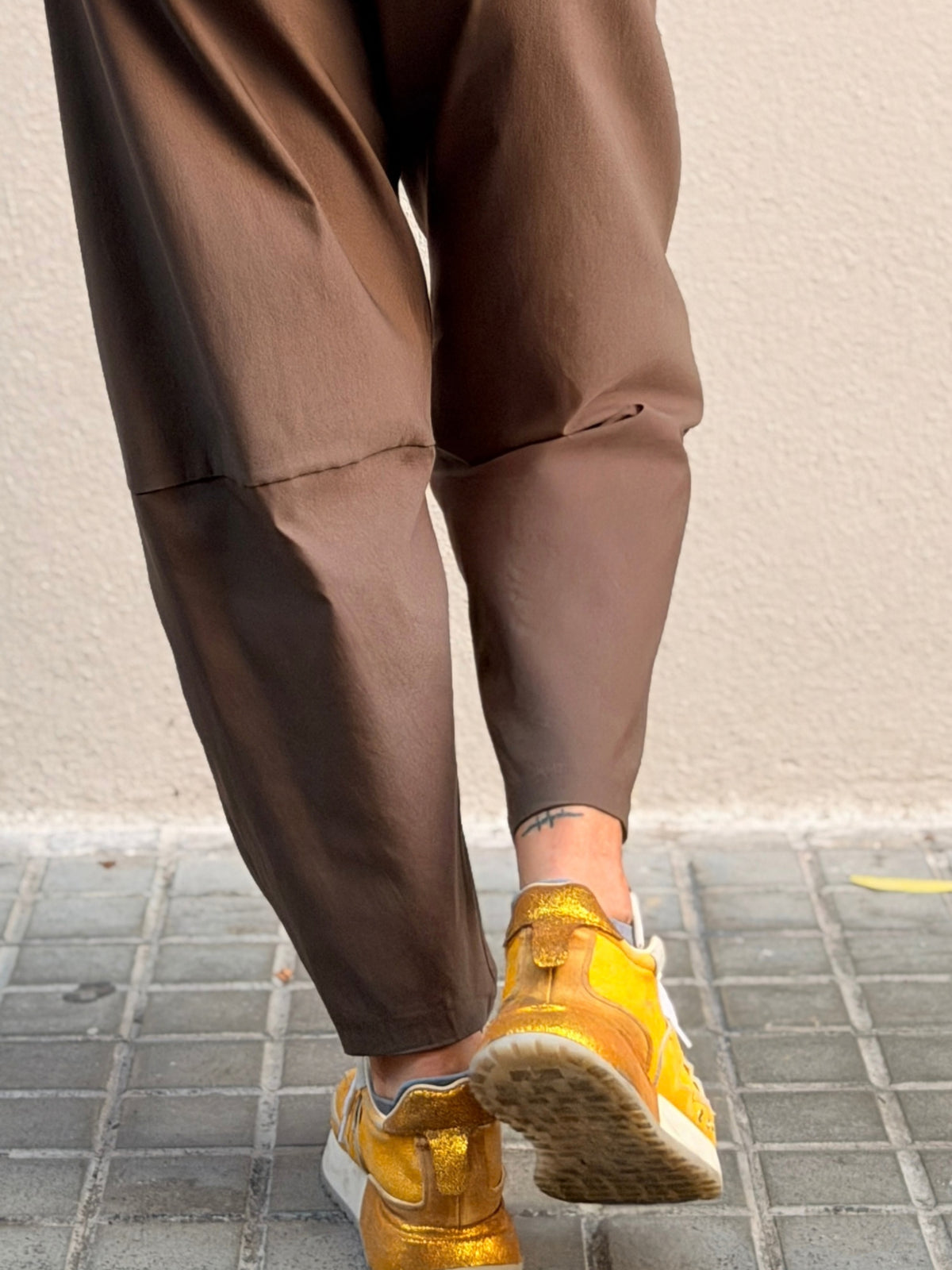Carrot-fit stretch viscose trousers — knee seam