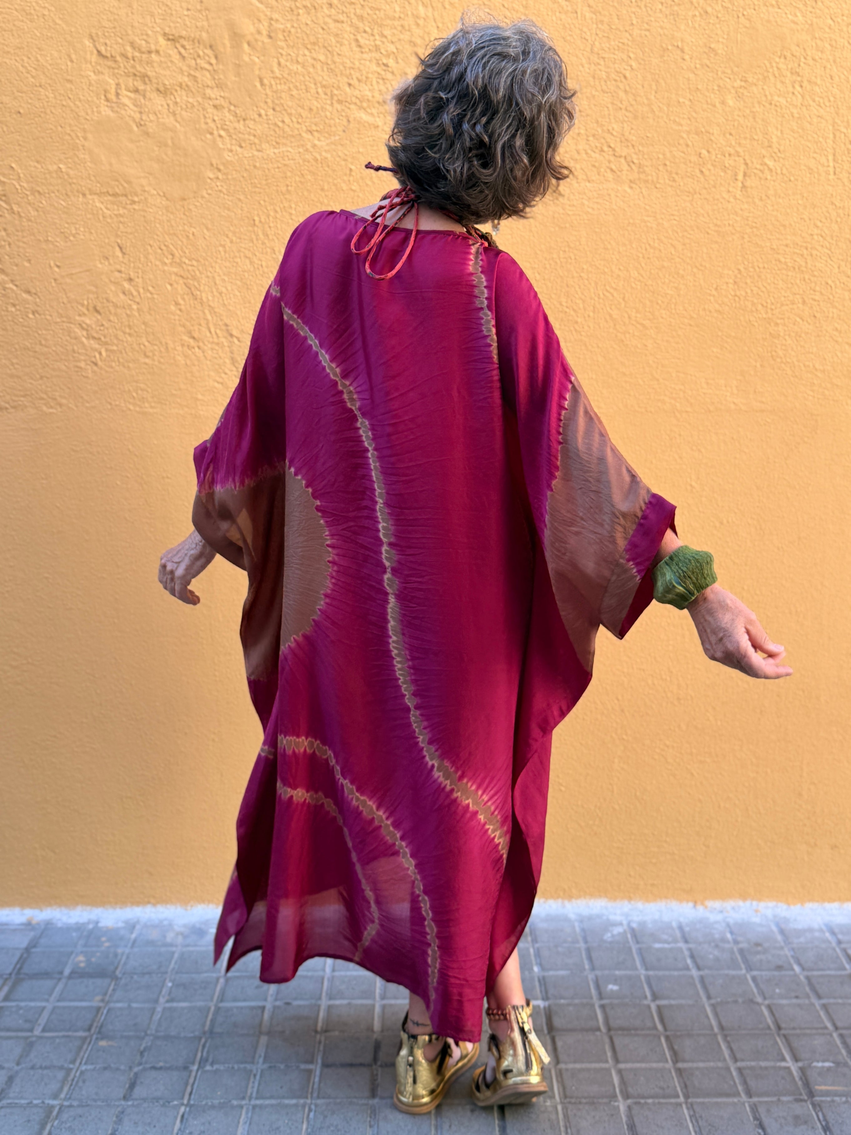 Caftán de seda Shibori — teñido a mano con técnica Itajime