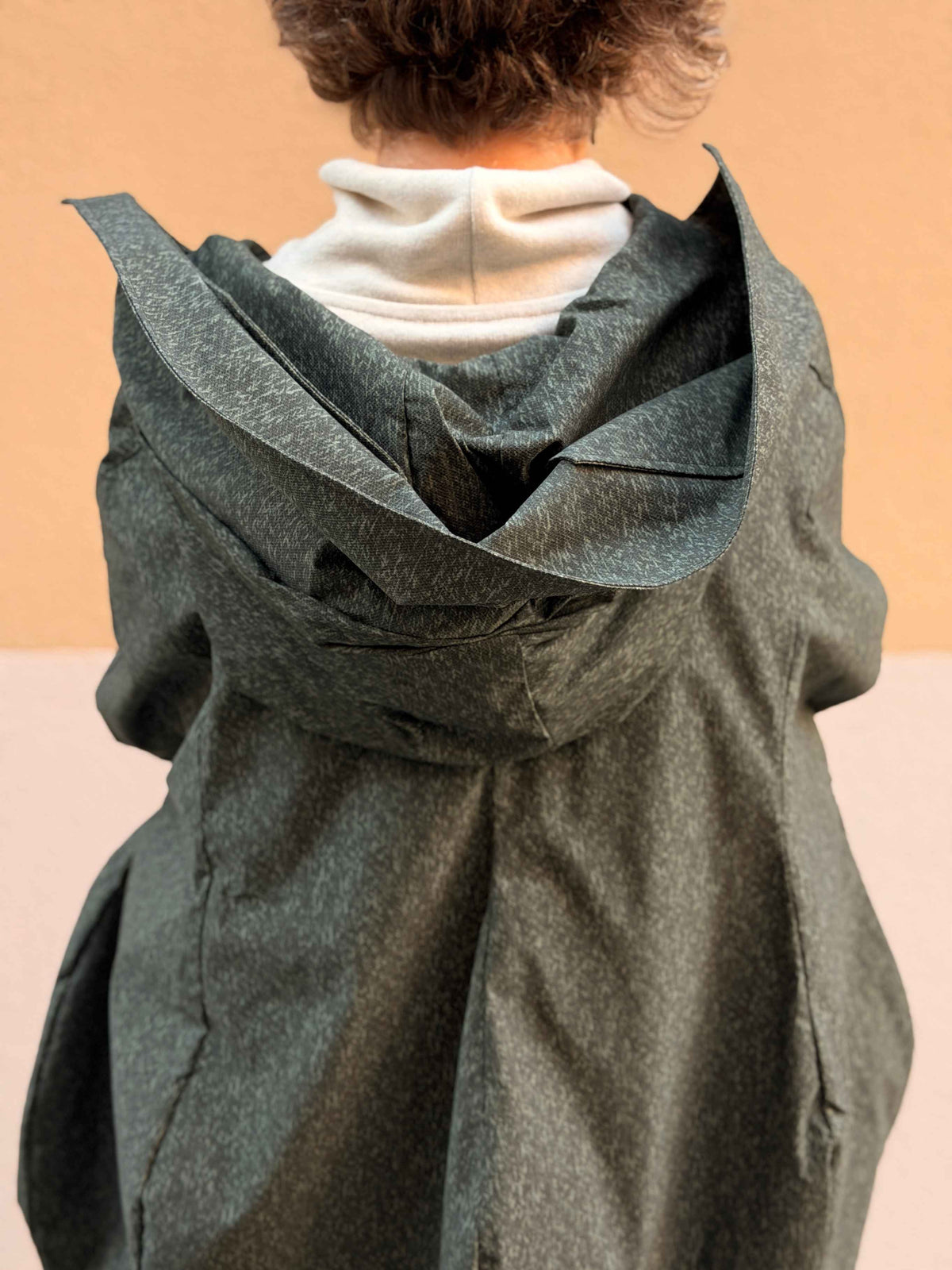 Jaqueta oversize — caputxa i baix irregular