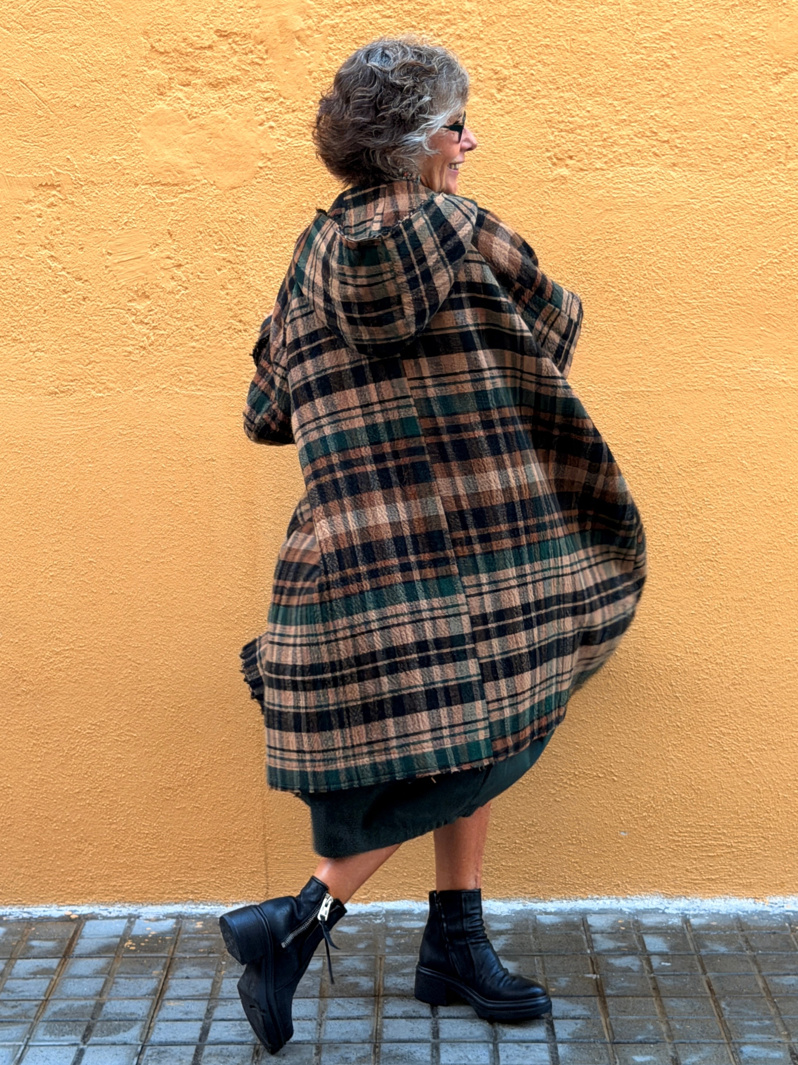 Abric de quadres — caputxa i línia evasé