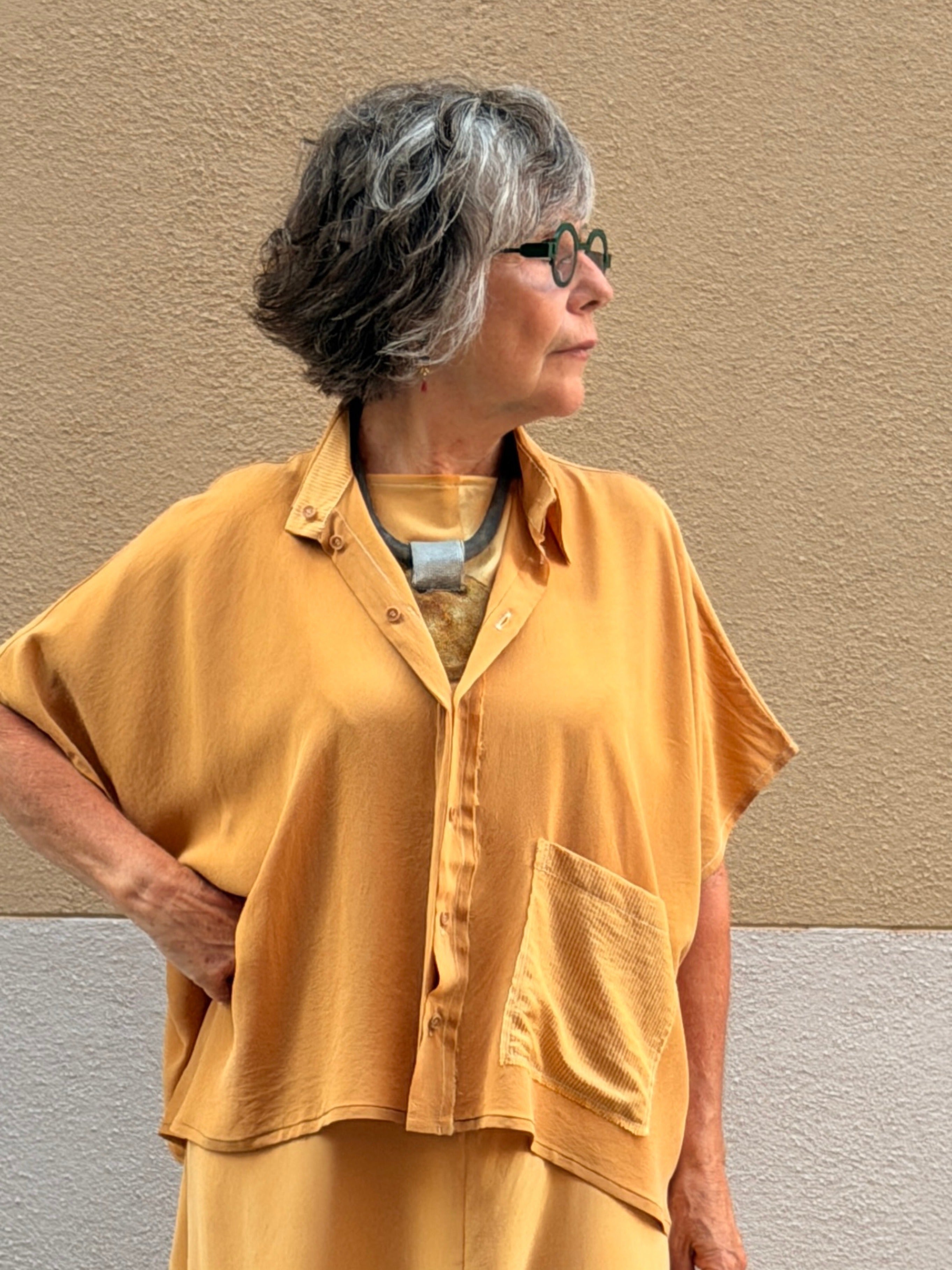 Camisa sin mangas de seda — corte cuadrado y bolsillo delantero