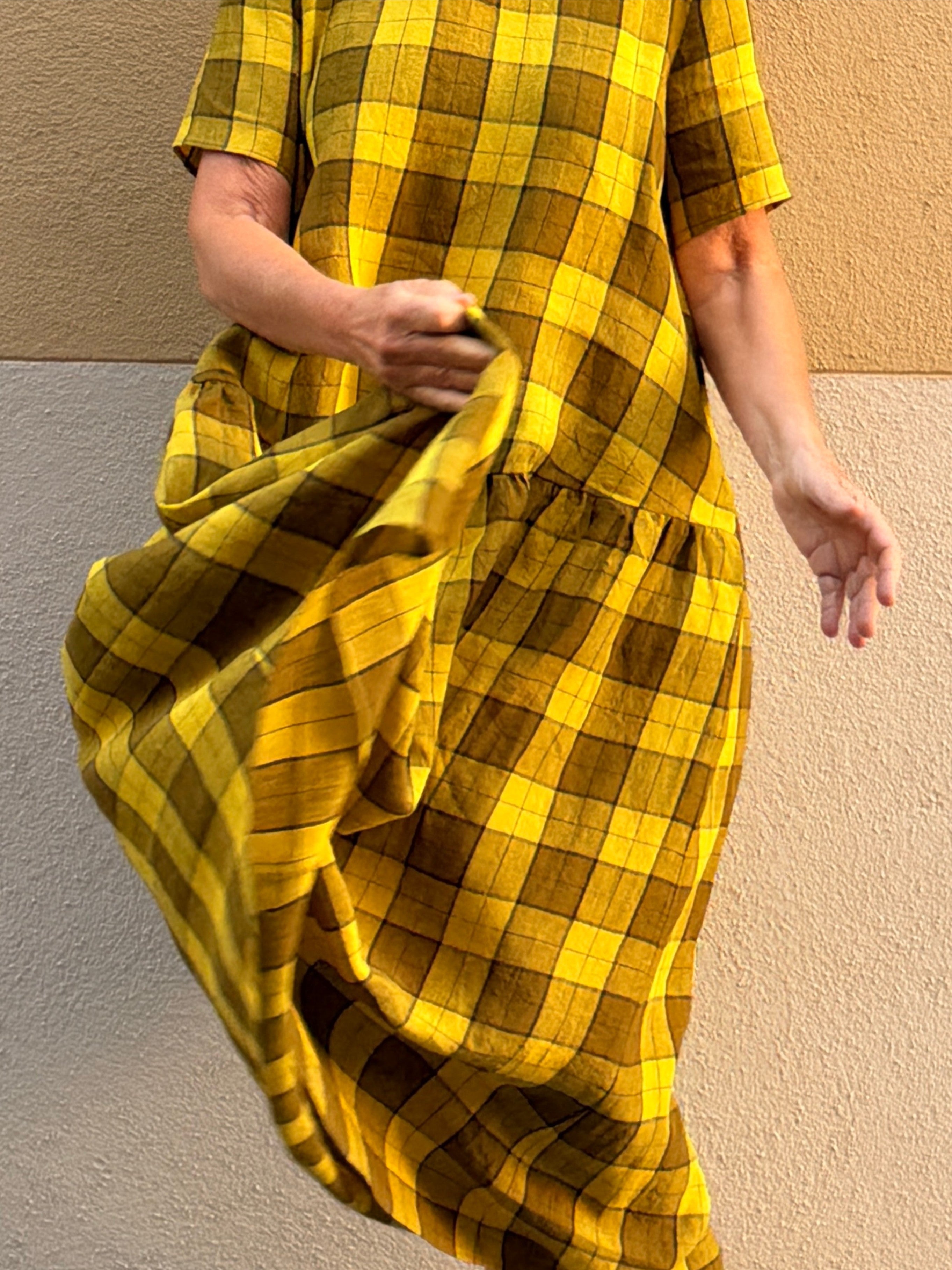 Vestido largo de lino con cuadros — silueta fluida y bolsillos
