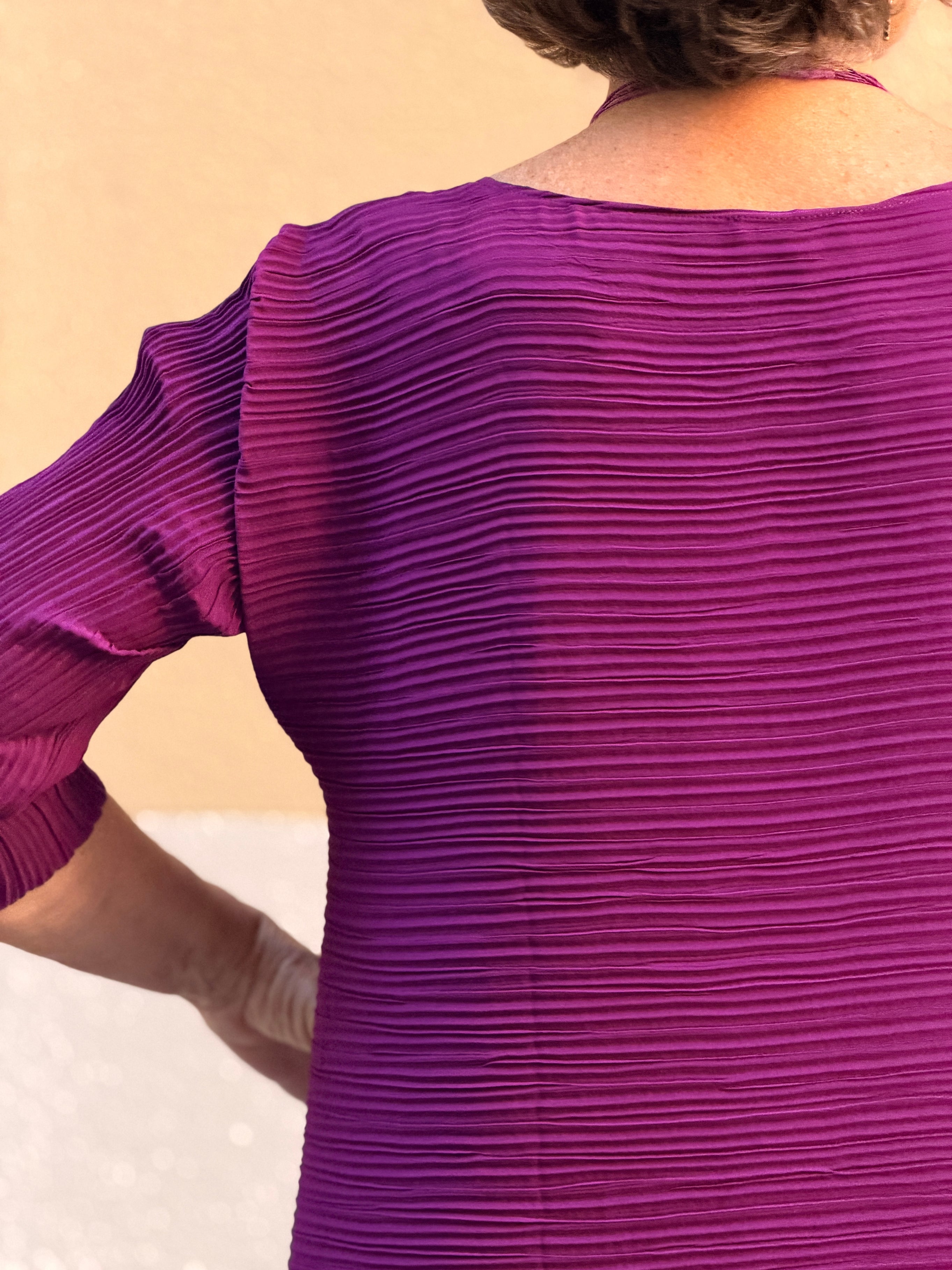 Vestit plissat — escot de barca i obertures laterals