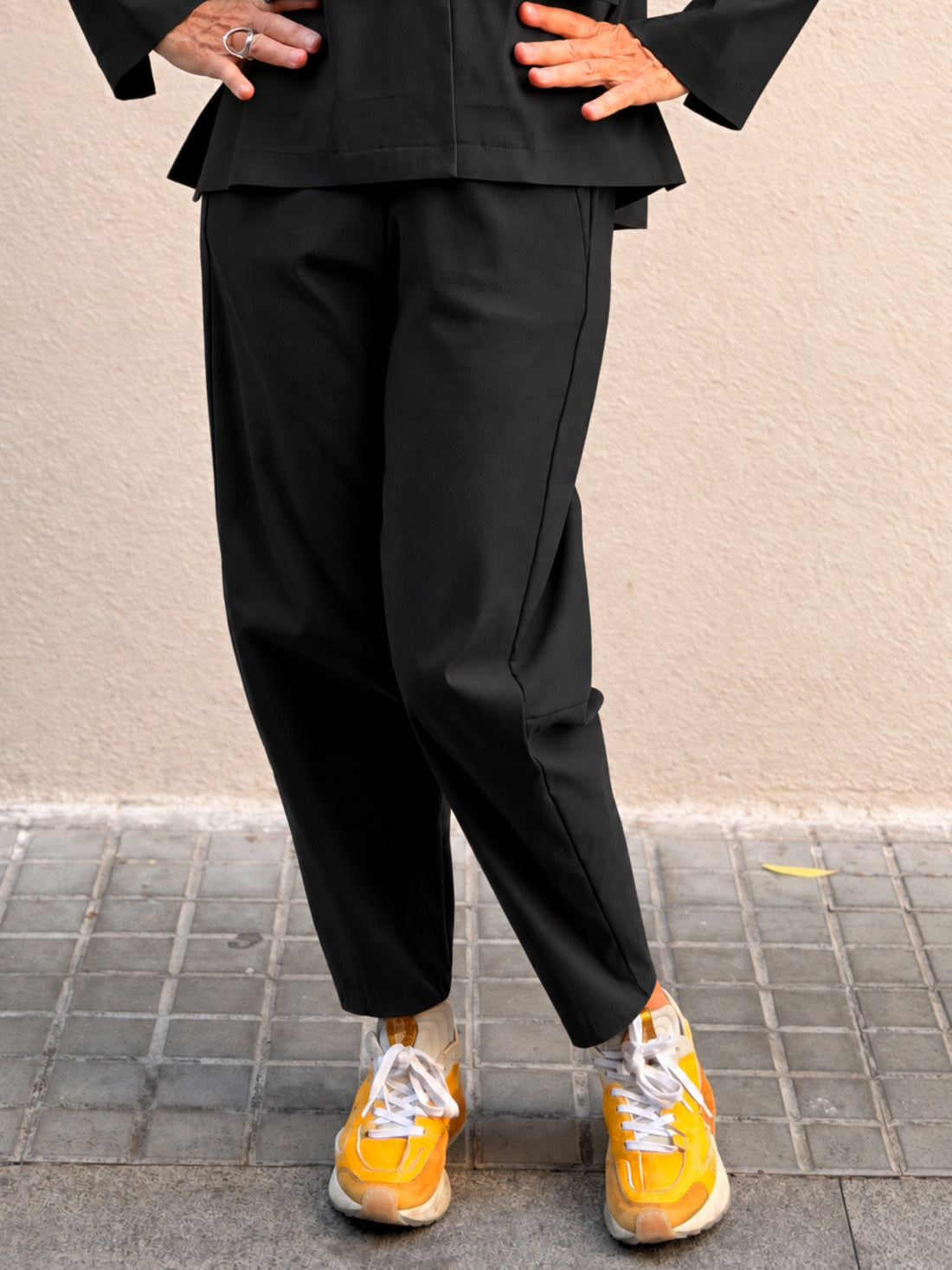 Pantaló carrot de viscosa elàstica — tall al genoll
