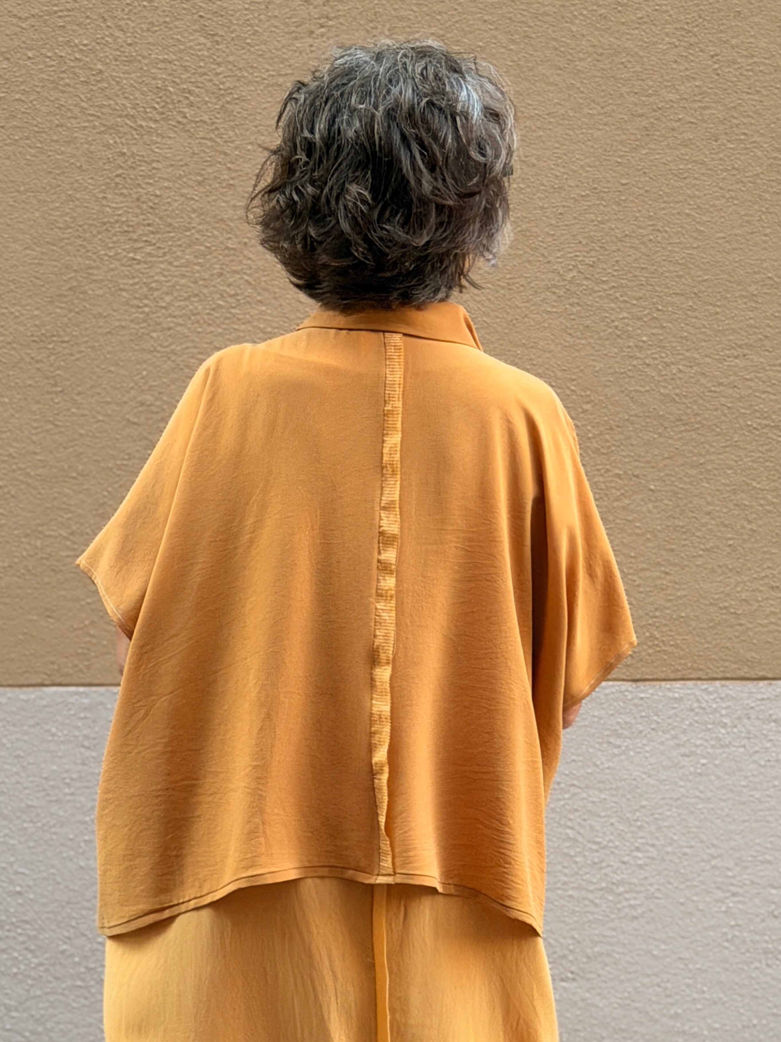 Camisa sin mangas de seda — corte cuadrado y bolsillo delantero