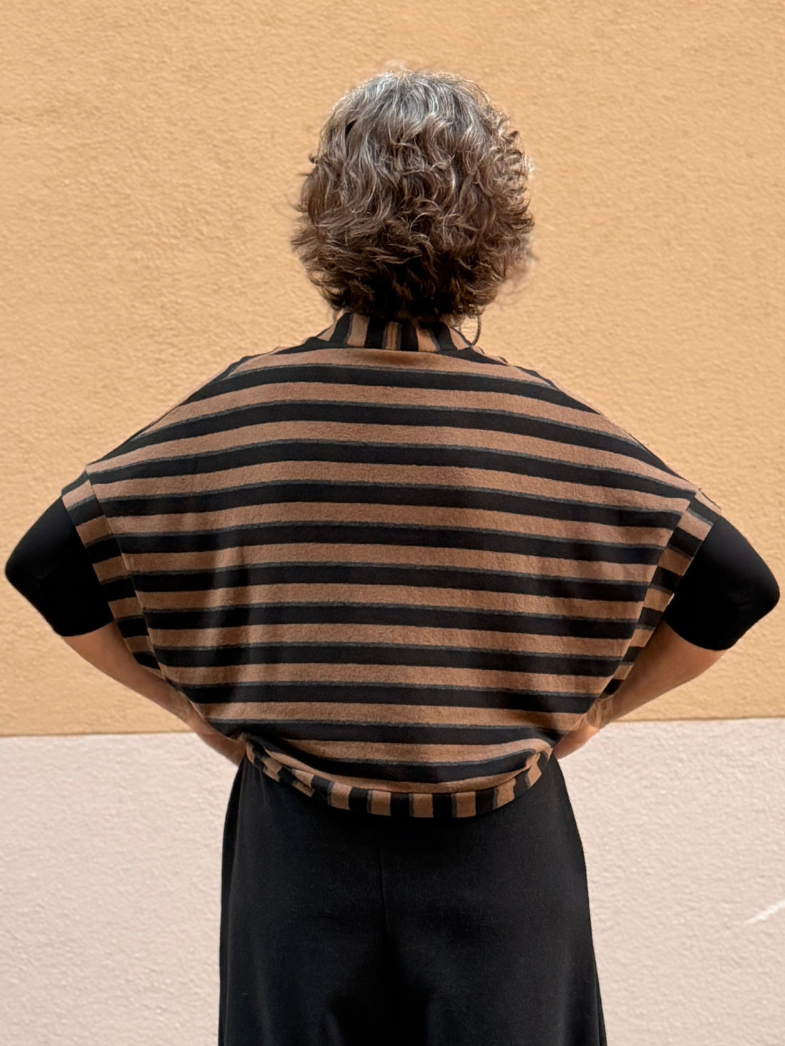 Jaqueta de ratlles — escot en V i màniga curta