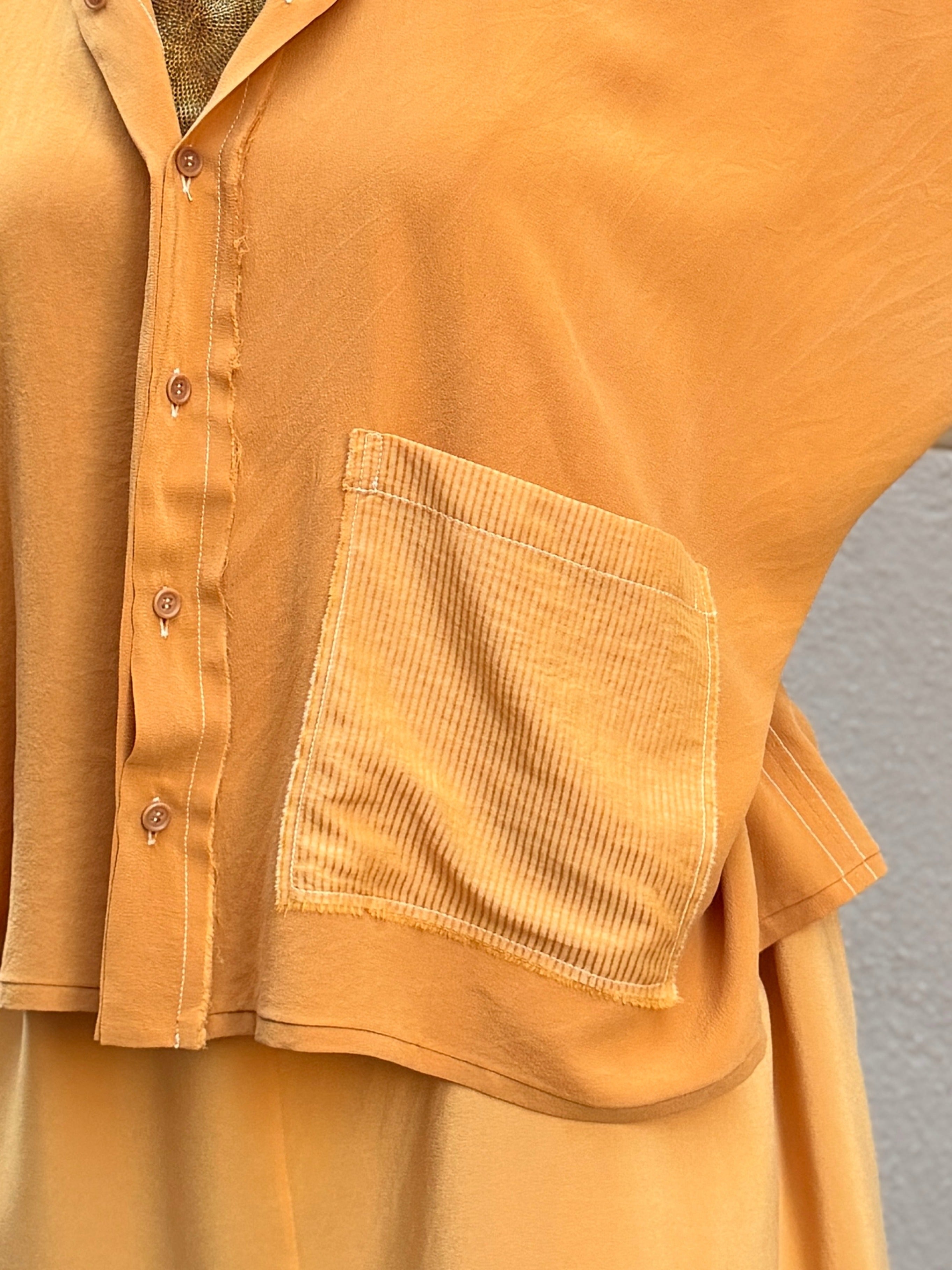 Camisa sin mangas de seda — corte cuadrado y bolsillo delantero