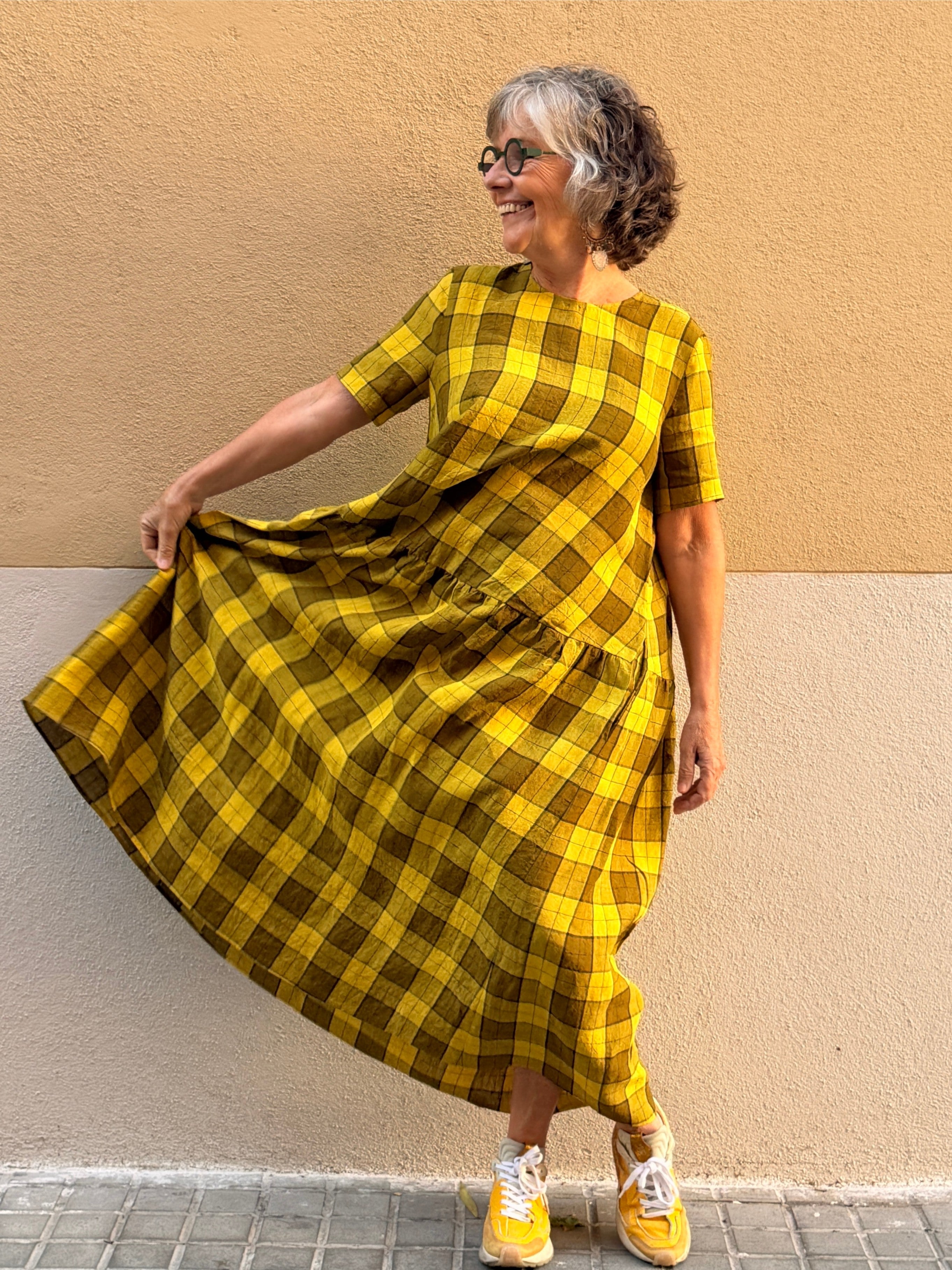 Vestido largo de lino con cuadros — silueta fluida y bolsillos
