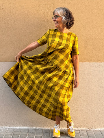 Vestido largo de lino con cuadros — silueta fluida y bolsillos
