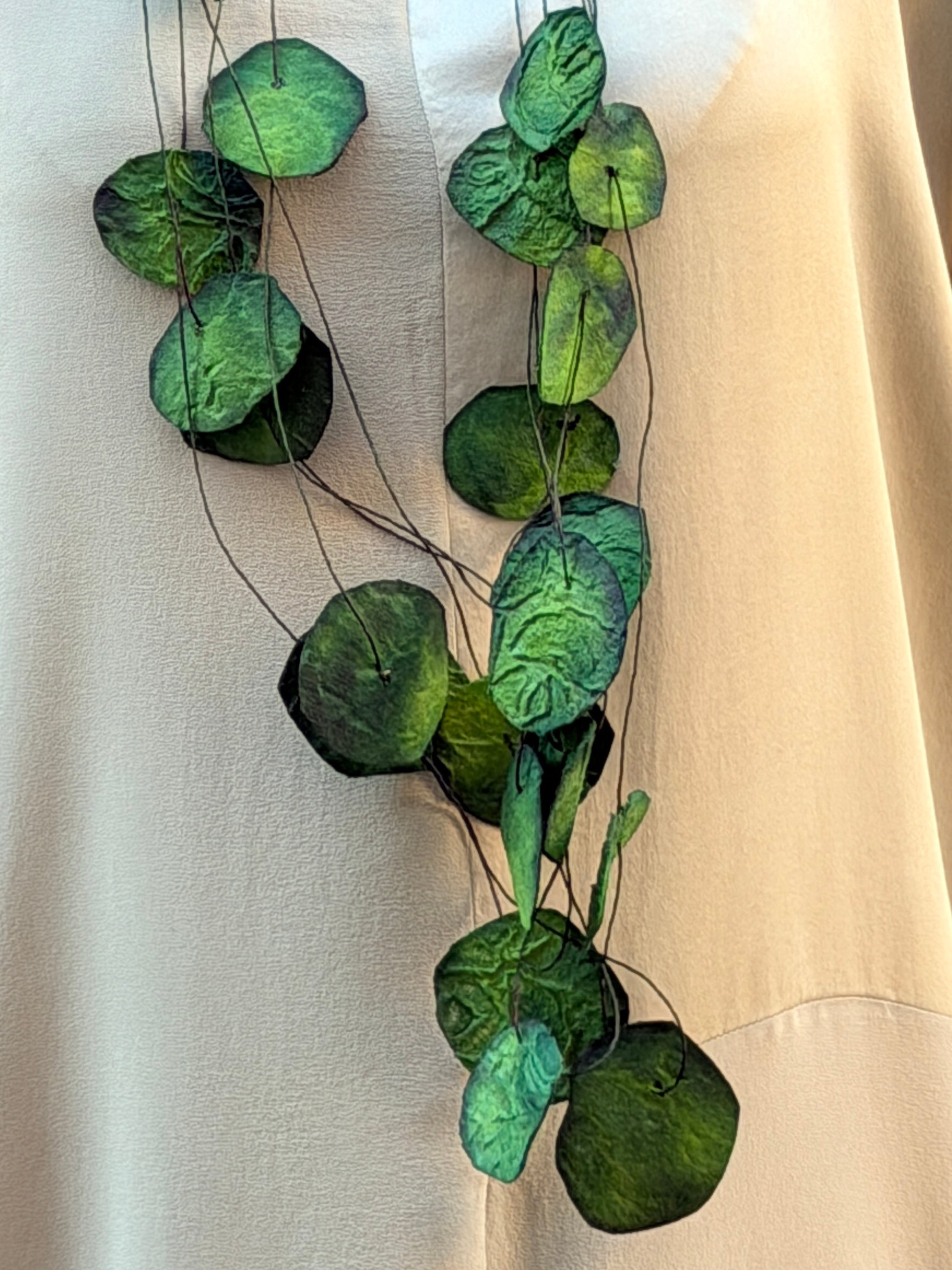 Collar Petalos — joyería contemporánea de papel hecho a mano