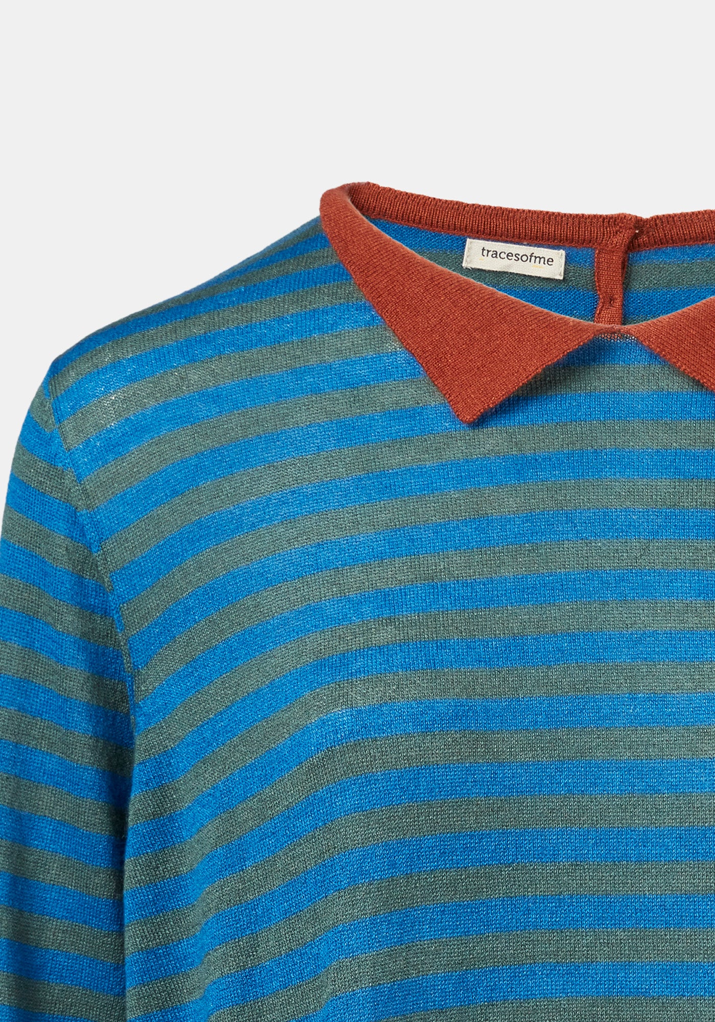 Polo de cuello redondo con llave superior de la marca Traces of Me