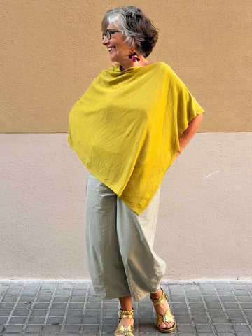 Poncho hilo — punto fino ligero con silueta asimétrica