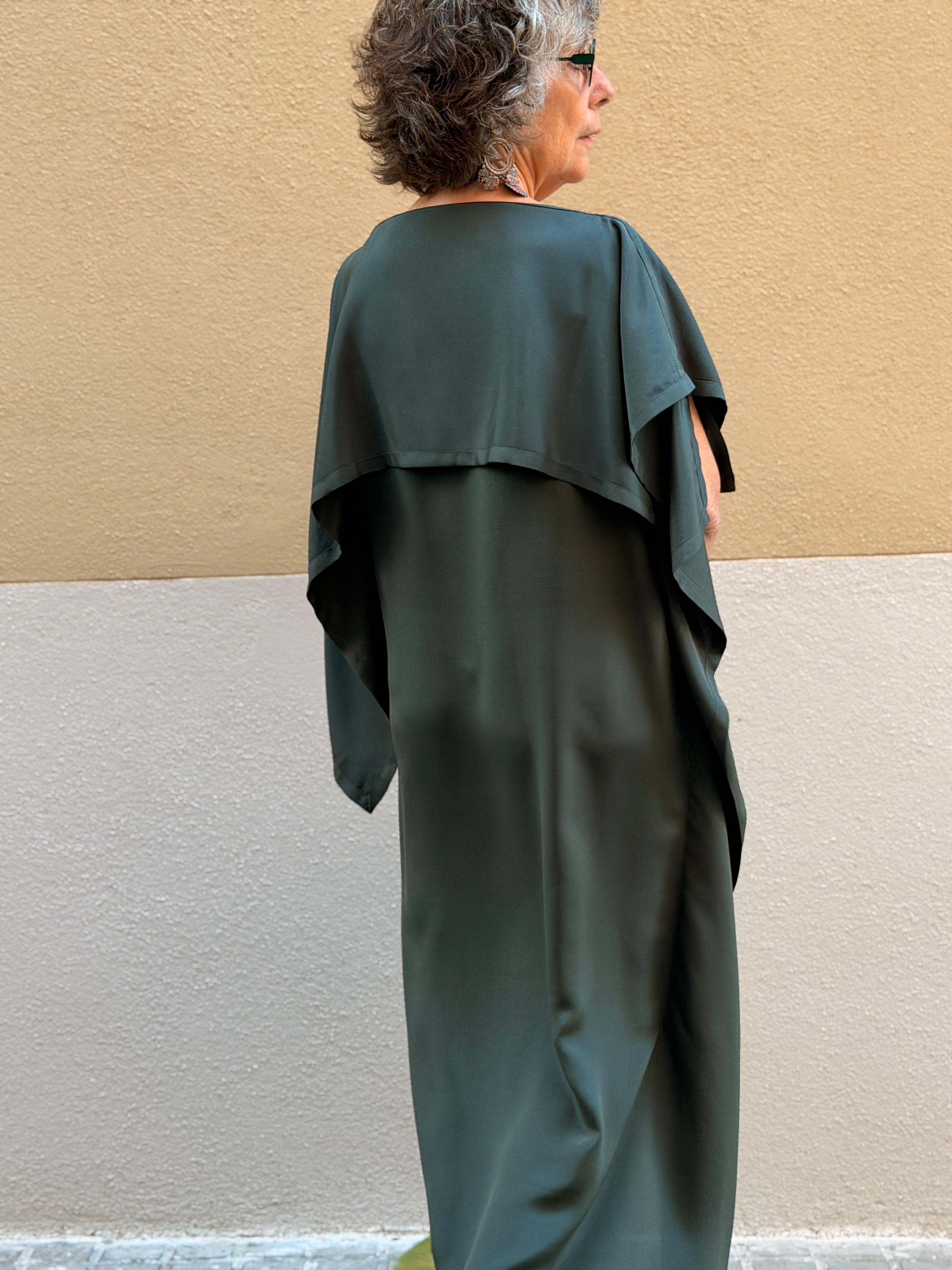 Vestido de seda con capa integrada