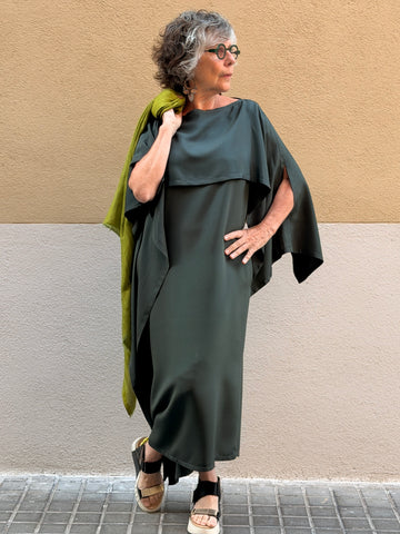 Vestido de seda con capa integrada