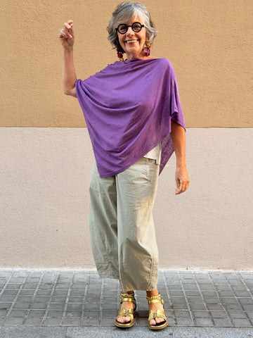 Poncho hilo — punto fino ligero con silueta asimétrica