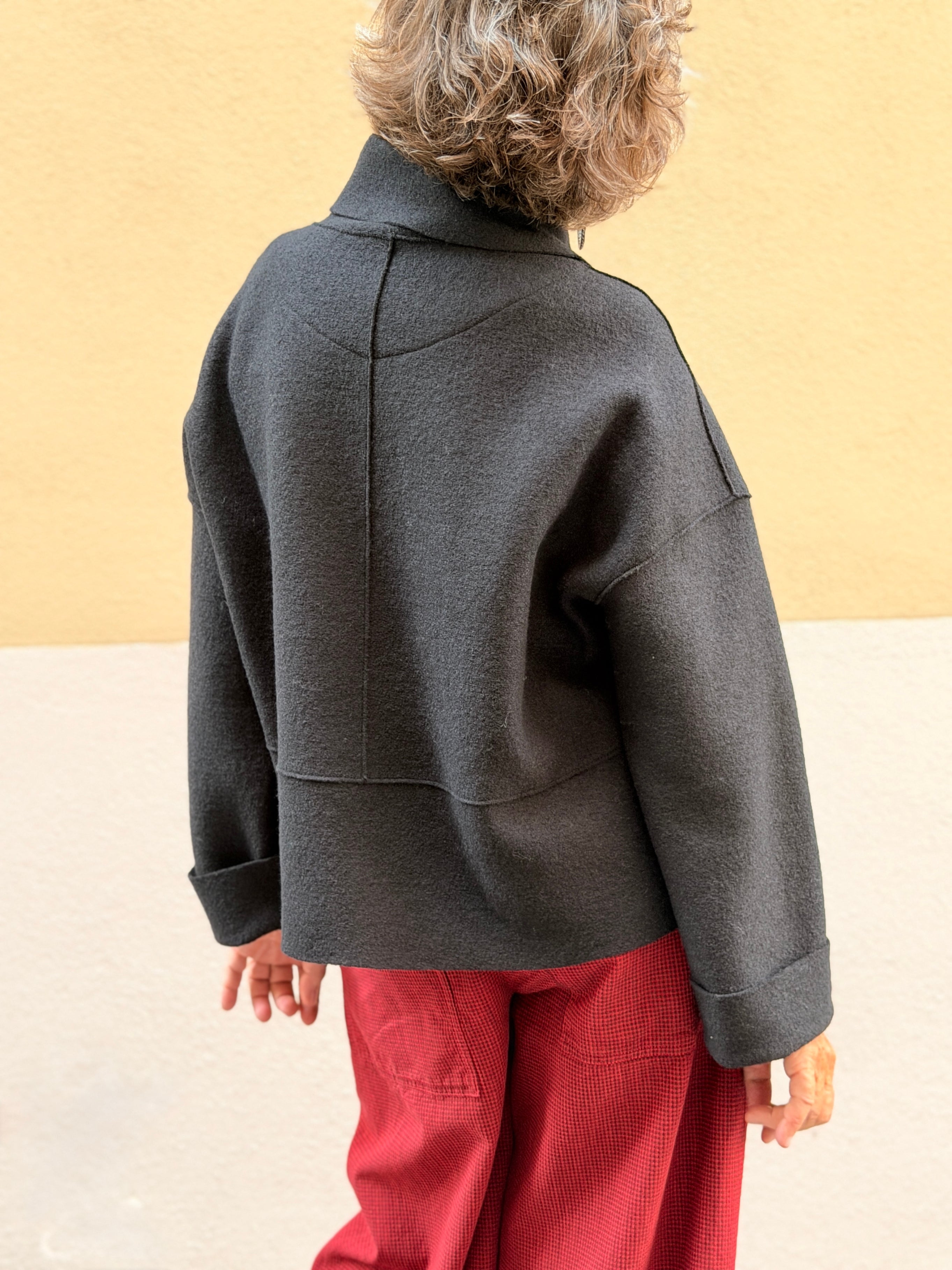 Jaqueta de llana bullida — coll ample