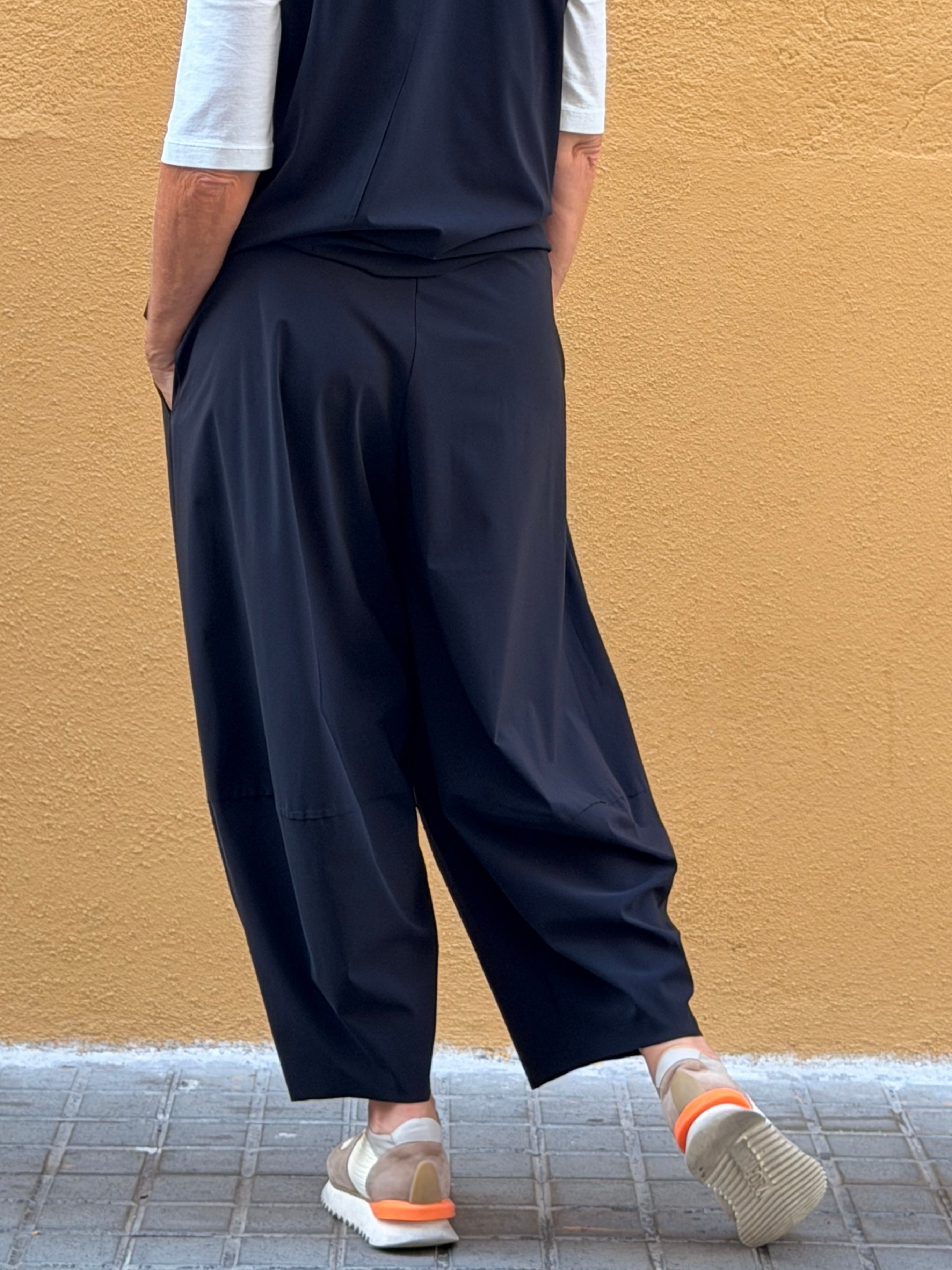 Pantaló tècnic — microfibra i cama ampla