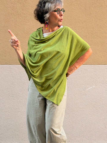 Poncho hilo — punto fino ligero con silueta asimétrica
