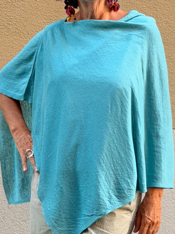 Poncho hilo — punto fino ligero con silueta asimétrica