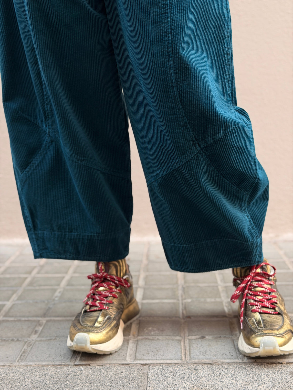 Pantaló de pana — cama cònica i tall cropped