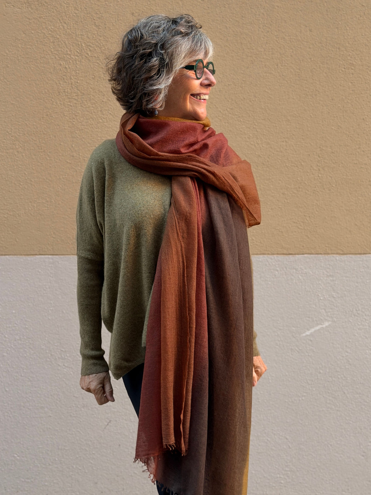 Jersei de caixmir 100% color bronze, de forma ampla i fluida, amb escot en V i mànigues llargues. Model Camille d'OKB Barcelona.
